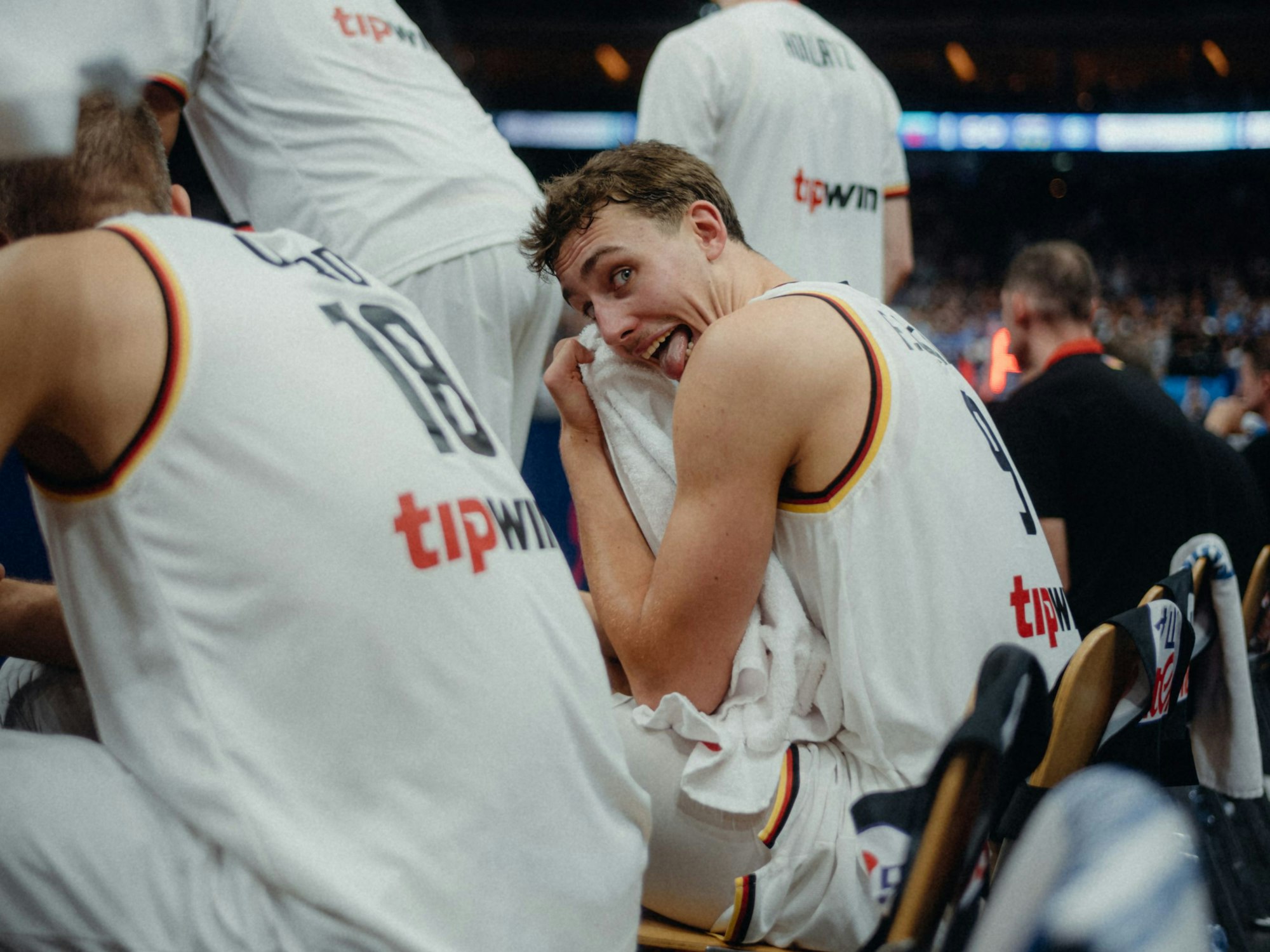 NBA-Profi Franz Wagner grinst beim EM-Spiel um Platz drei in die Kamera von Basti Sevastos.