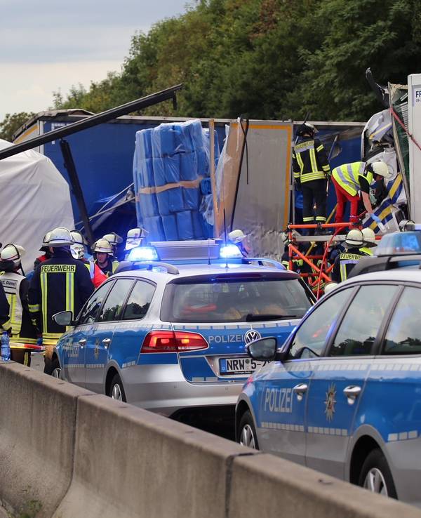 Einsatzkräfte bei einem Unfall auf der Autobahn