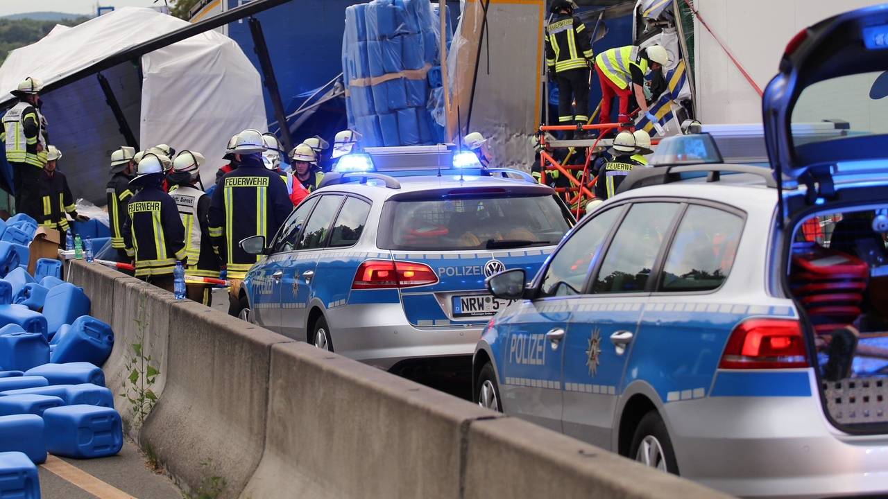 Einsatzkräfte bei einem Unfall auf der Autobahn