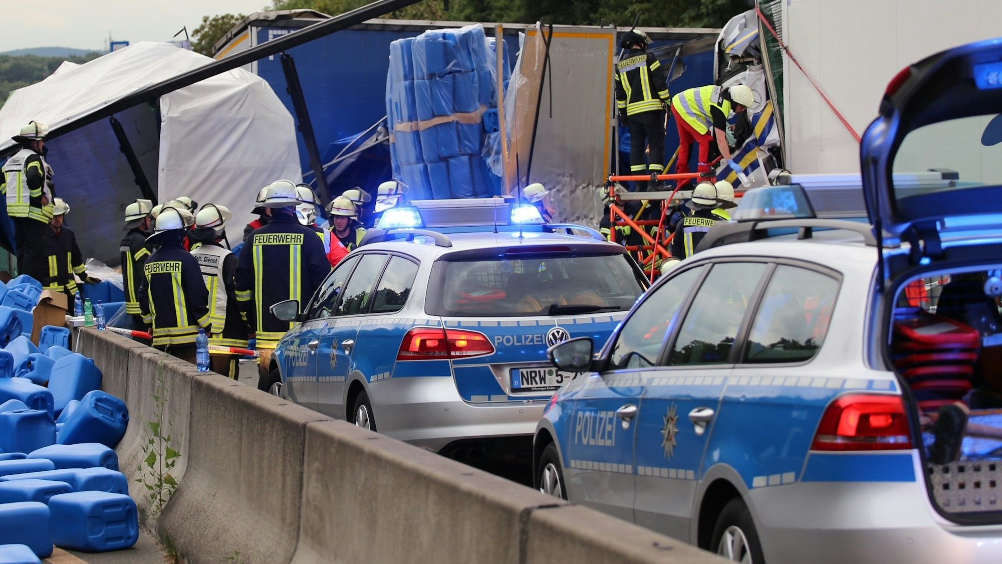 Einsatzkräfte bei einem Unfall auf der Autobahn