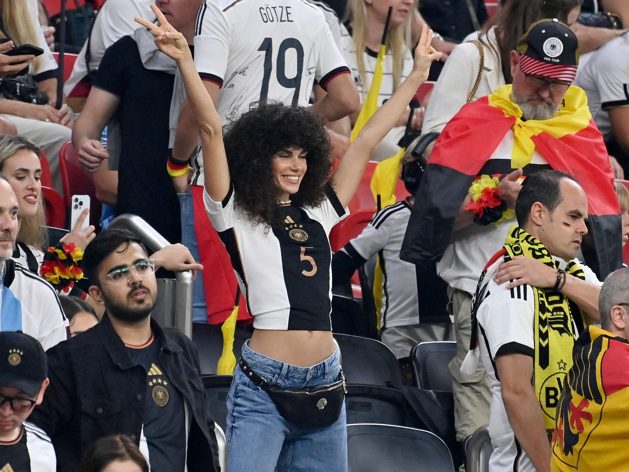 Ariadna Hafez, Freundin von Thilo Kehrer, steht auf der Tribüne.