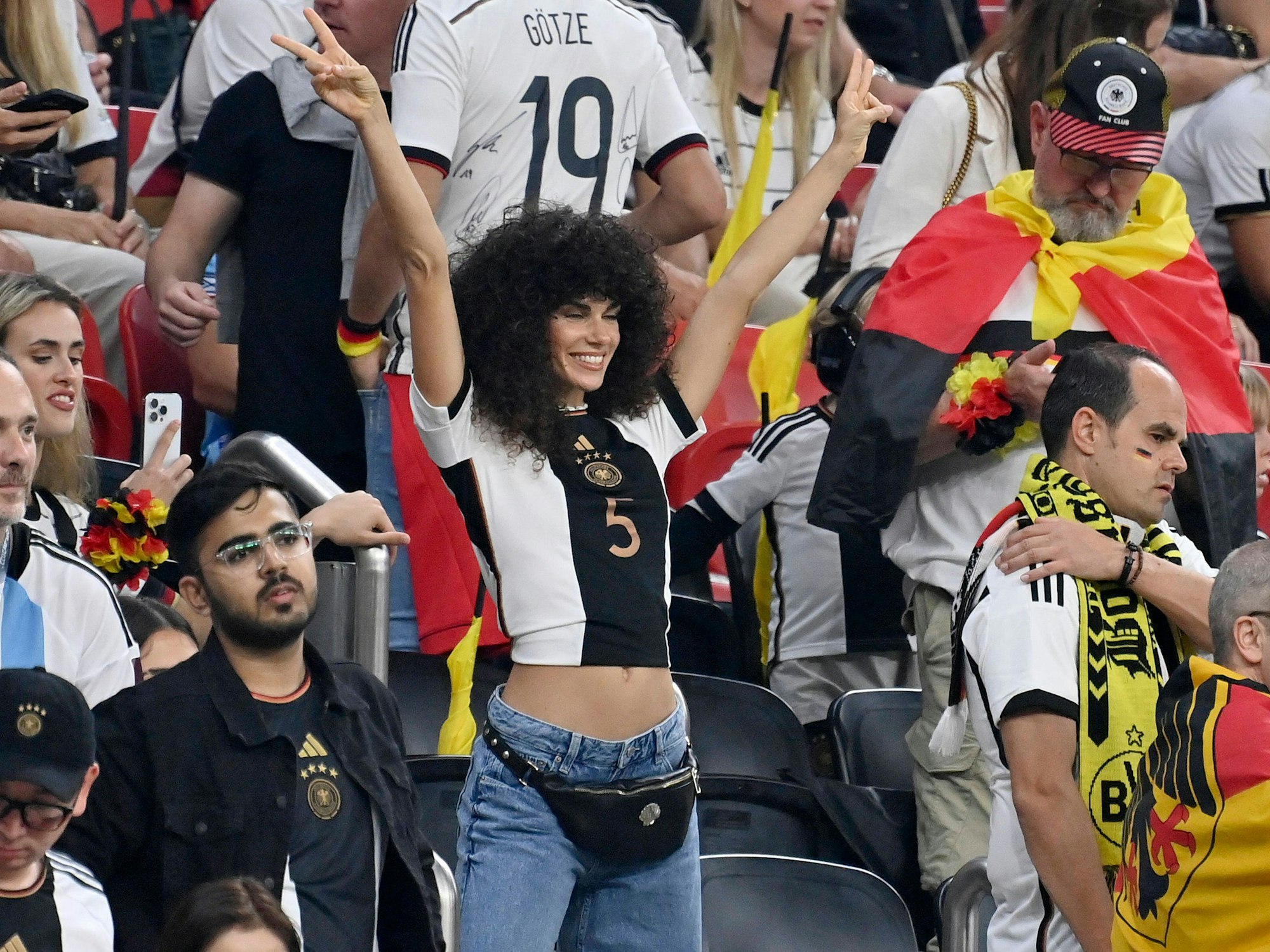 Ariadna Hafez, Freundin von Thilo Kehrer, steht auf der Tribüne.