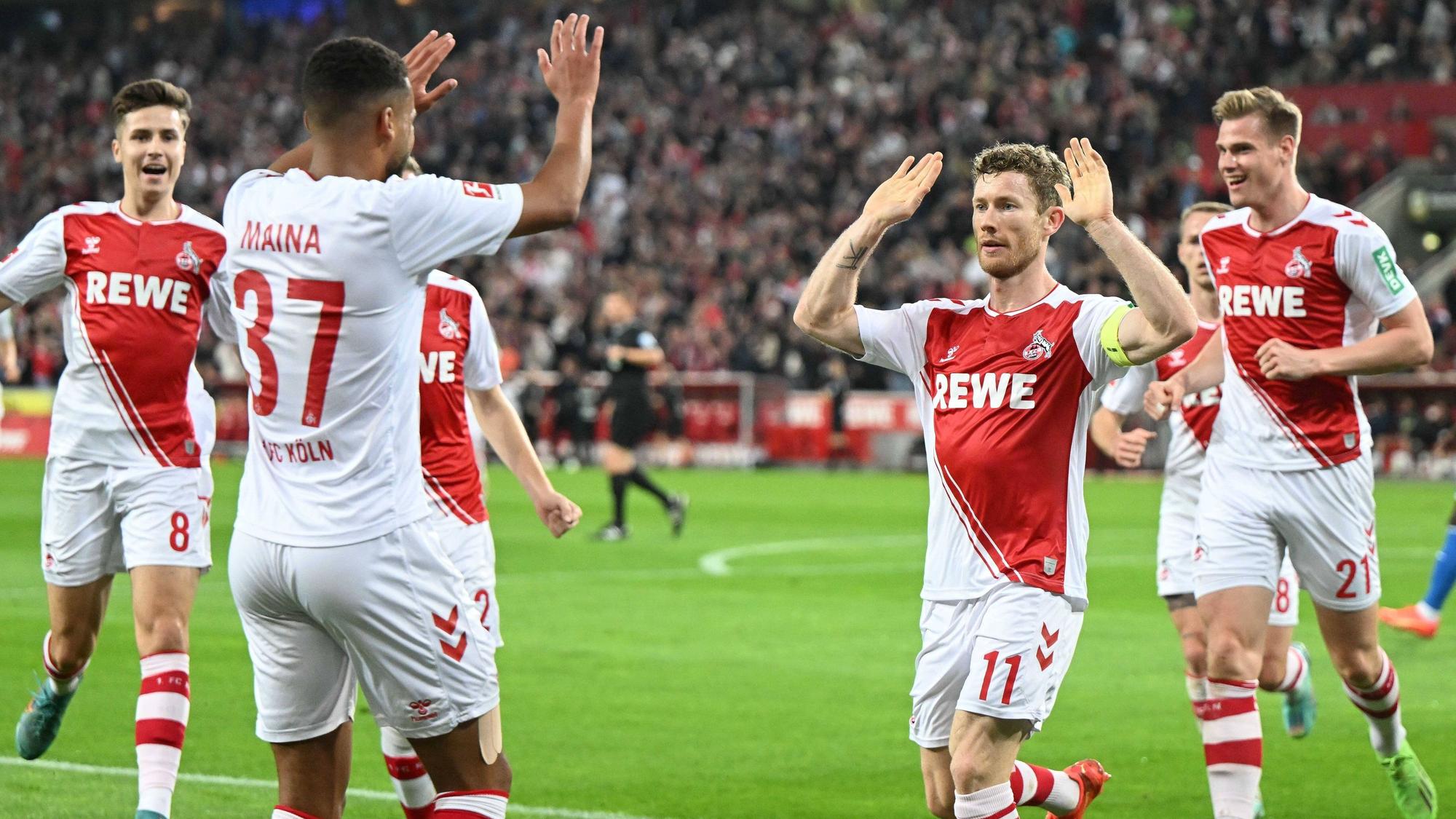 Florian Kainz (2.v.r.) und seine Mitspieler jubeln über das Tor des 1. FC Köln beim 1:1 gegen die TSG Hoffenheim am 30. Oktober 2022.