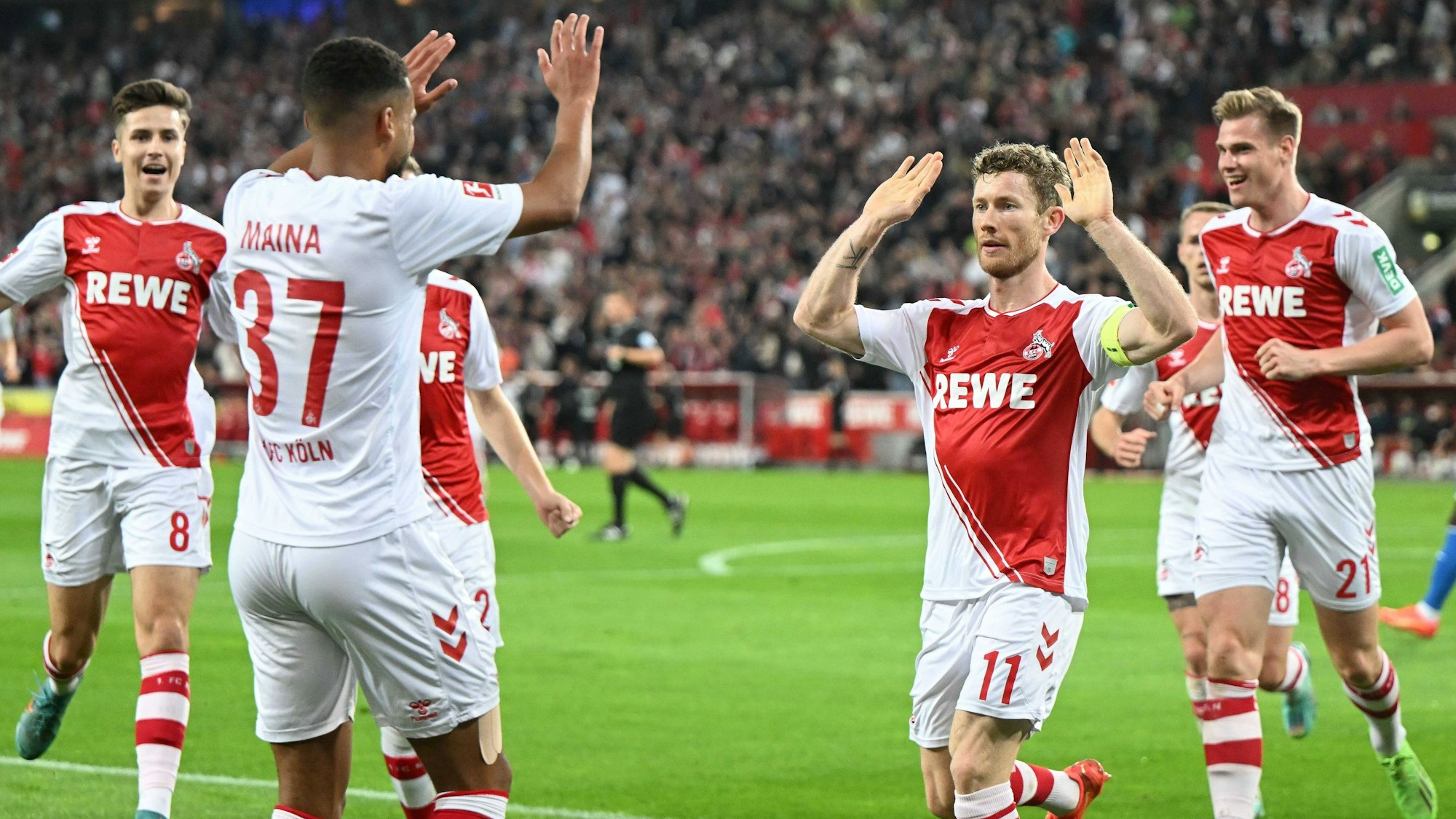 Florian Kainz (2.v.r.) und seine Mitspieler jubeln über das Tor des 1. FC Köln beim 1:1 gegen die TSG Hoffenheim am 30. Oktober 2022.