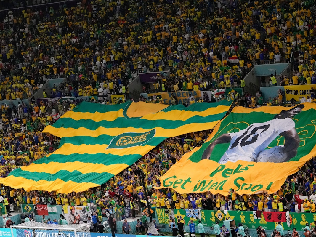 Fans aus Brasilien zeigen ein übergroßes Trikot vom ehemaligen Spieler Pele auf der Tribüne.