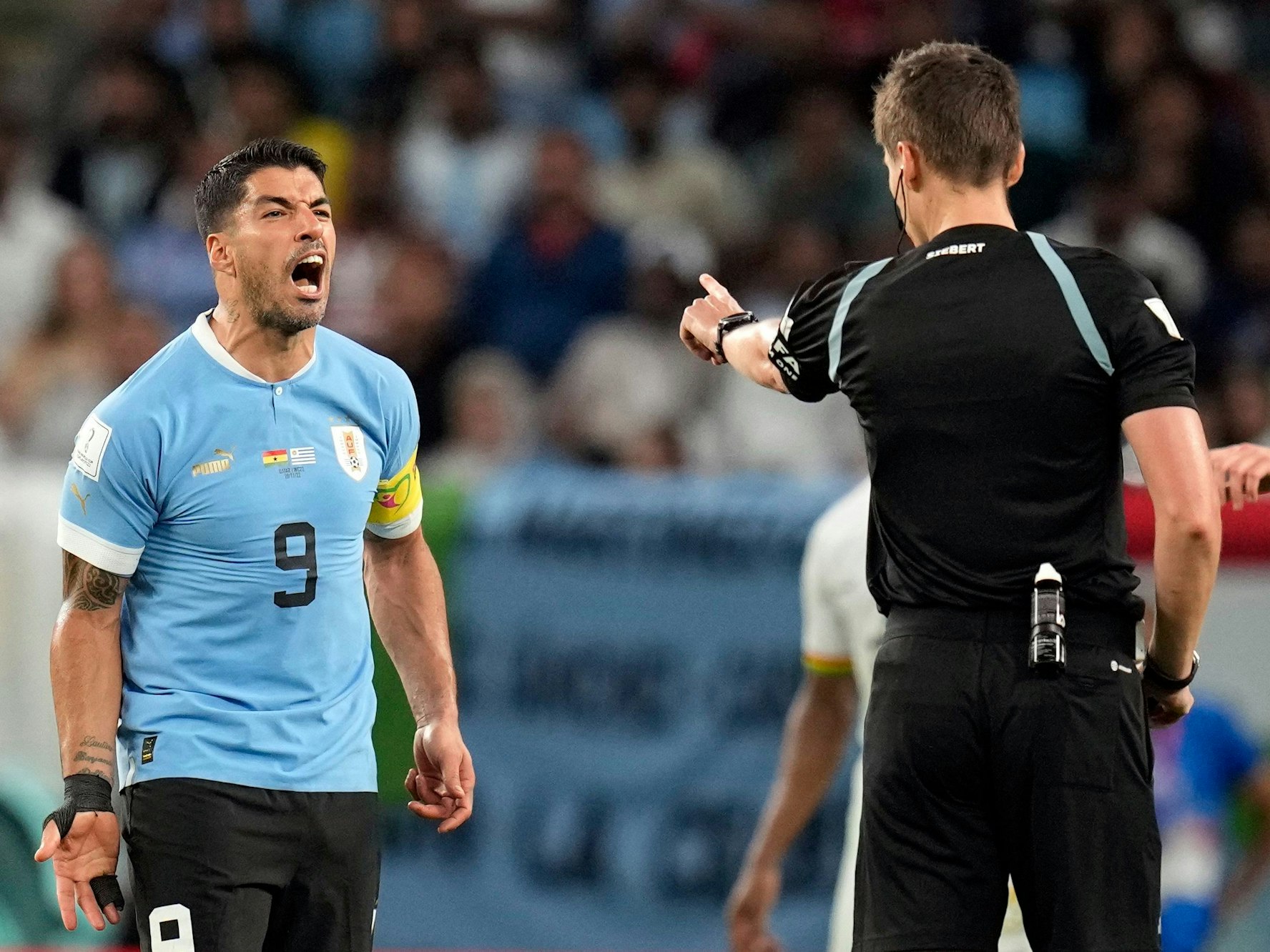 Luis Suarez beschwert sich im WM-Vorrundenspiel Uruguays gegen Ghana bei Schiedsrichter Daniel Siebert.