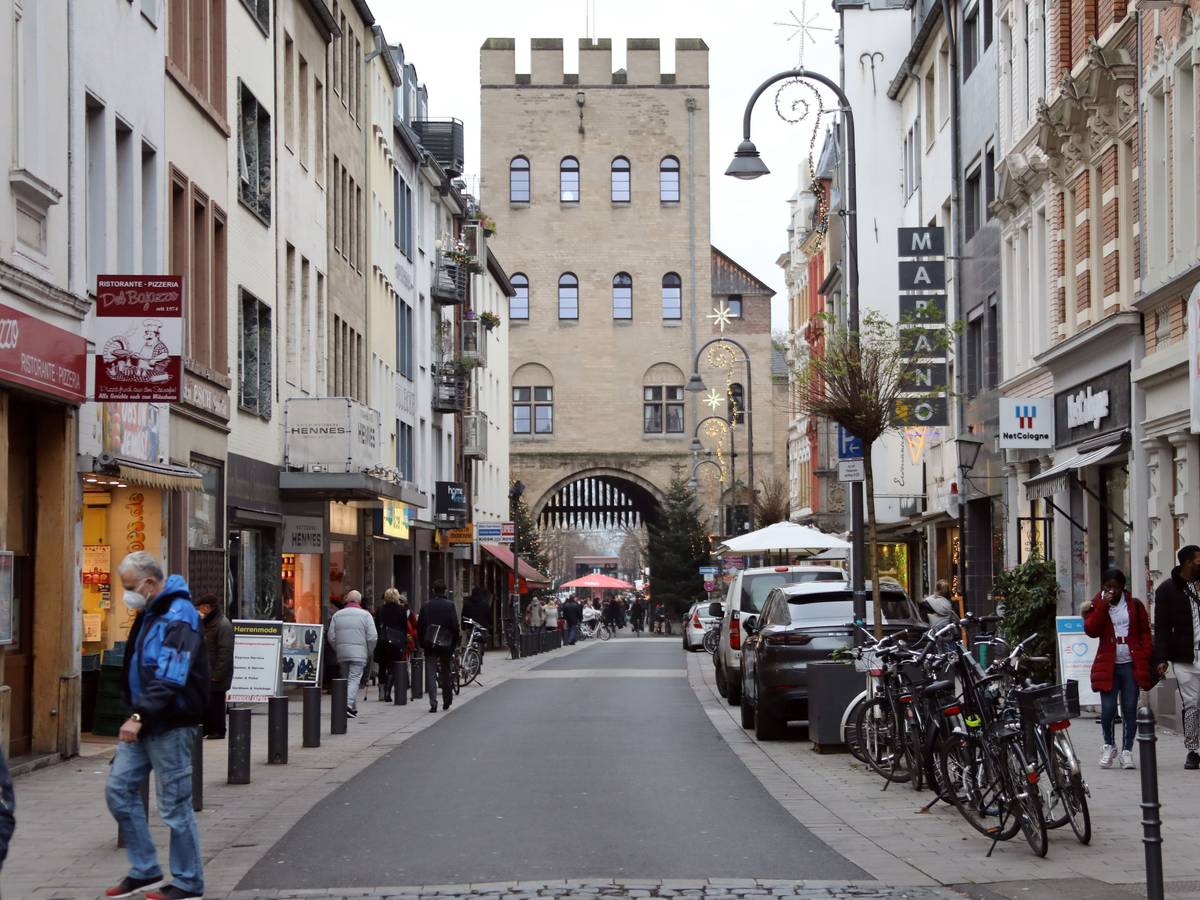 Menschen laufen über die Severinstraße in der Kölner Südstadt.