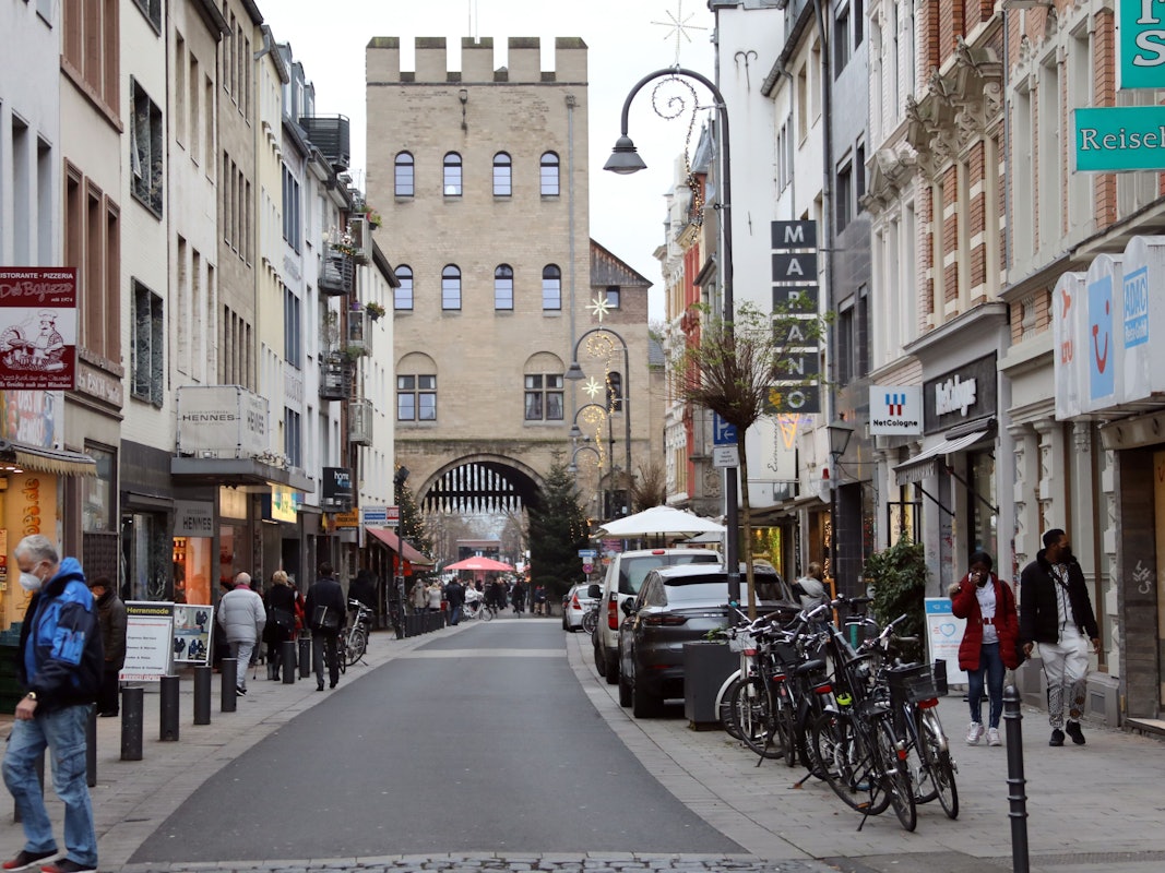 Menschen laufen über die Severinstraße in der Kölner Südstadt.
