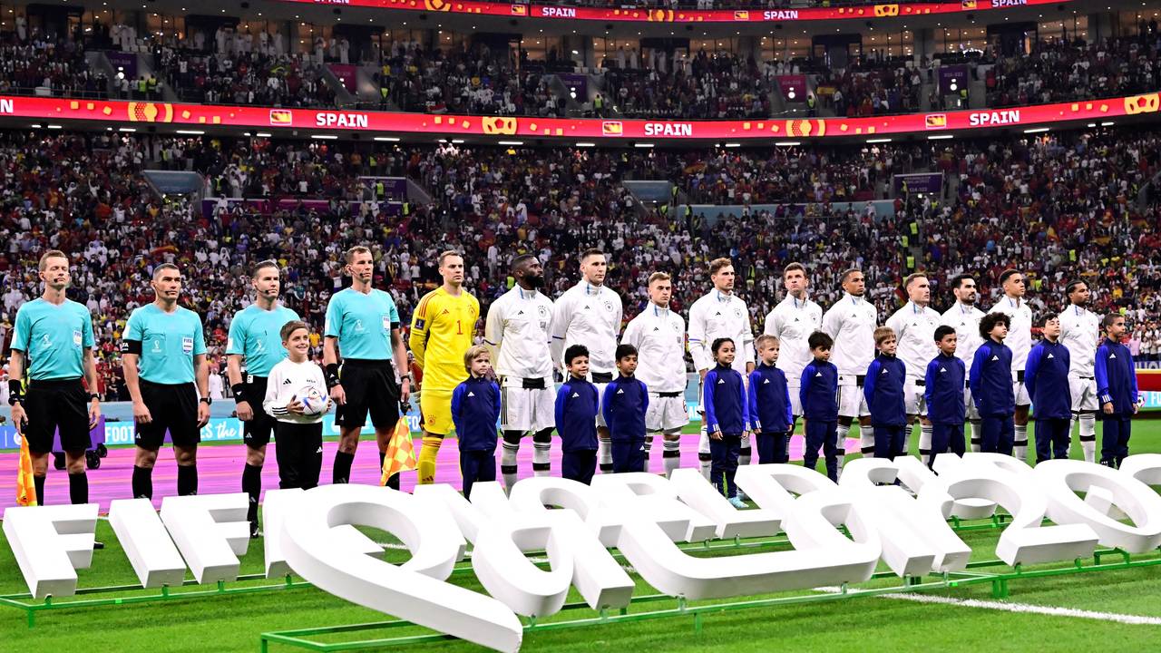 Die deutsche Nationalmannschaft bei der Nationalhymne vor dem Gruppenspiel gegen Spanien bei der WM 2022