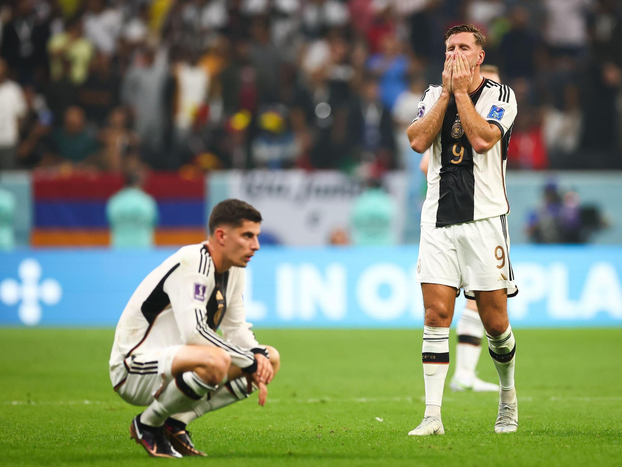 Deutschlands Niclas Füllkrug (r) und Kai Havertz nach dem Abpfiff auf dem Platz.