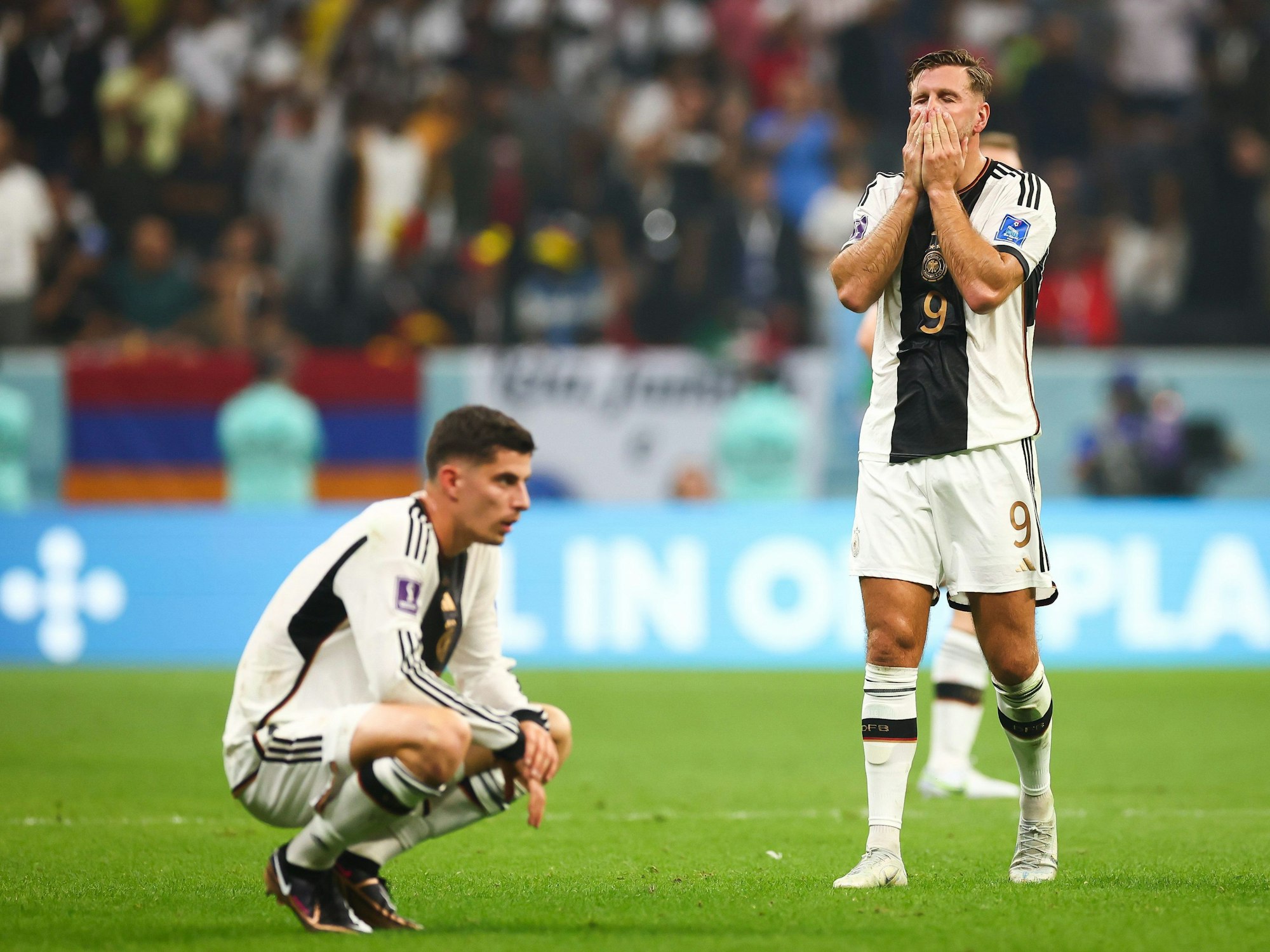 Deutschlands Niclas Füllkrug (r) und Kai Havertz nach dem Abpfiff auf dem Platz.