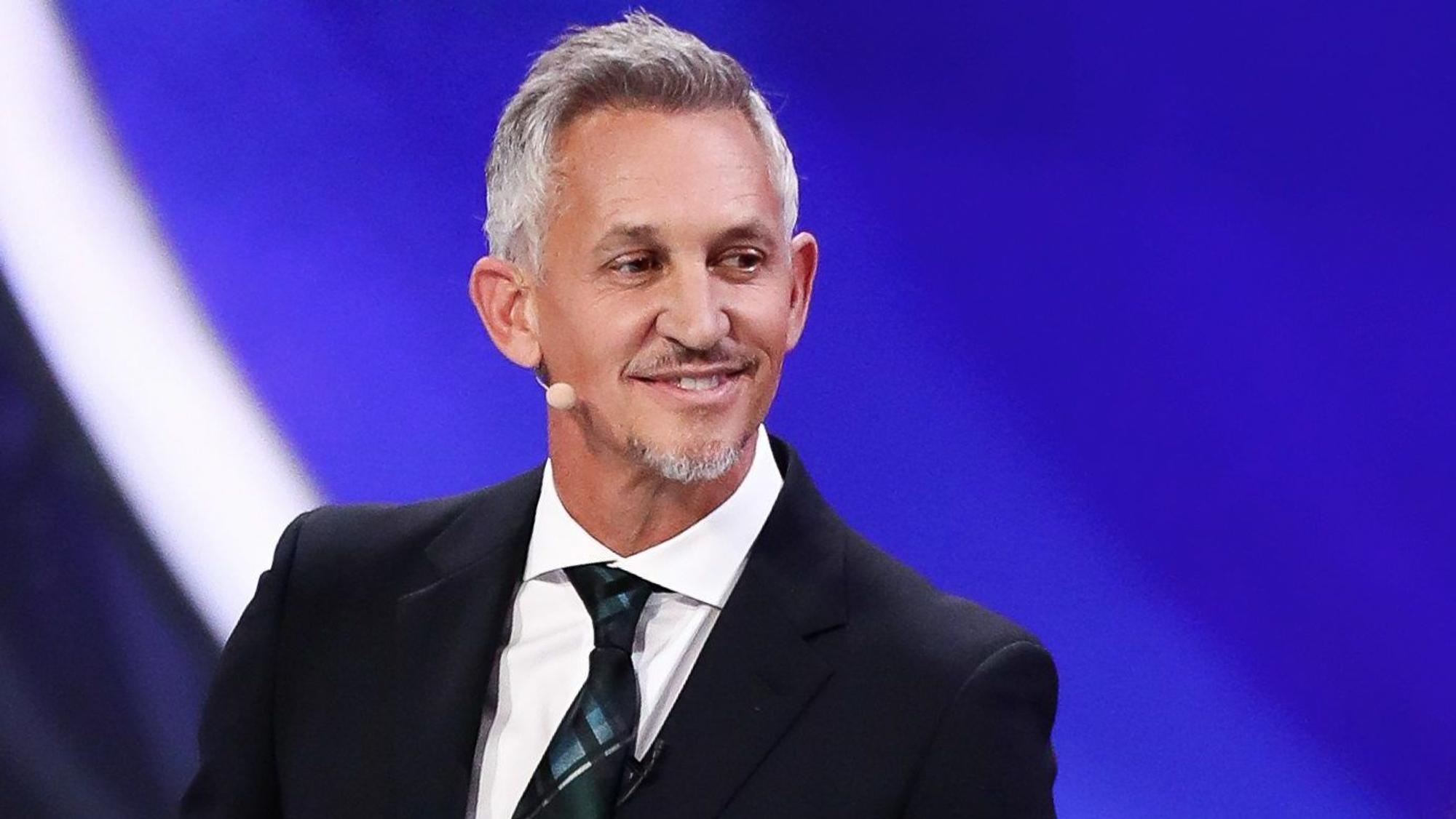 Der ehemalige Fußballspieler Gary Lineker lächelt bei der Gruppen-Auslosung für die Weltmeisterschaft 2018 auf der Bühne.
