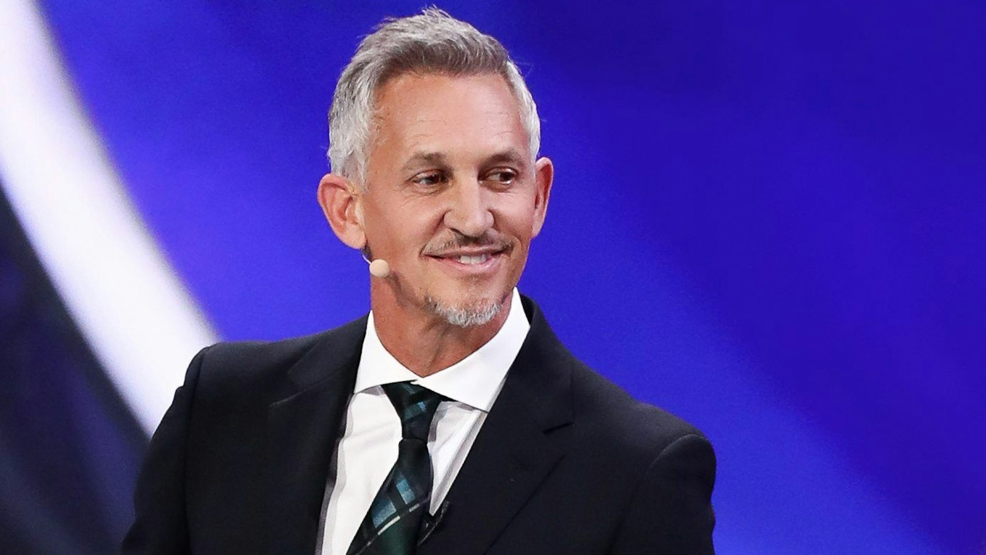 Der ehemalige Fußballspieler Gary Lineker lächelt bei der Gruppen-Auslosung für die Weltmeisterschaft 2018 auf der Bühne.