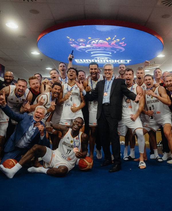 Die deutsche Basketball-Nationalmannschaft jubelt über den dritten Platz bei der EuroBasket 2022.