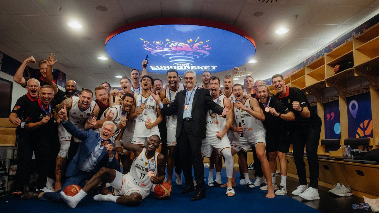 Die deutsche Basketball-Nationalmannschaft jubelt über den dritten Platz bei der EuroBasket 2022.