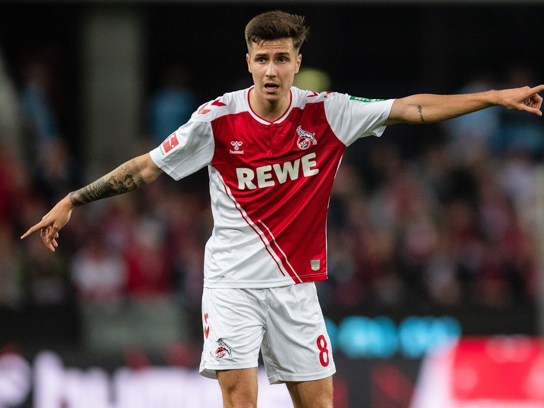 Denis Huseinbasic dirigiert mit den Händen beim Bundesliga-Heimspiel des 1. FC Köln gegen die TSG Hoffenheim.