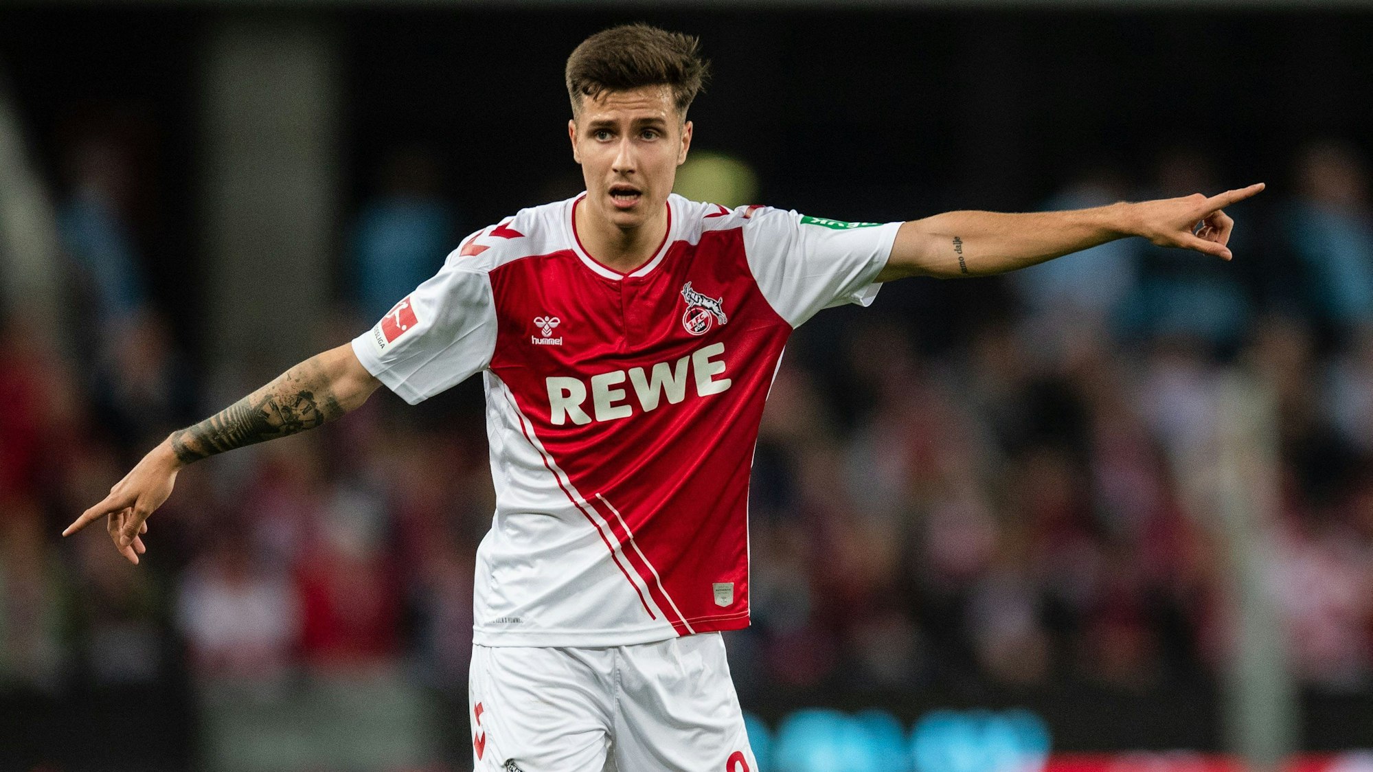 Denis Huseinbasic dirigiert mit den Händen beim Bundesliga-Heimspiel des 1. FC Köln gegen die TSG Hoffenheim.