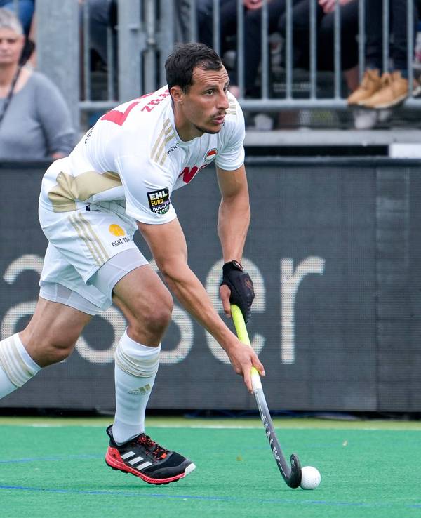 Der Kölner Hockey-Nationalspieler Timur Oruz führt den Ball.