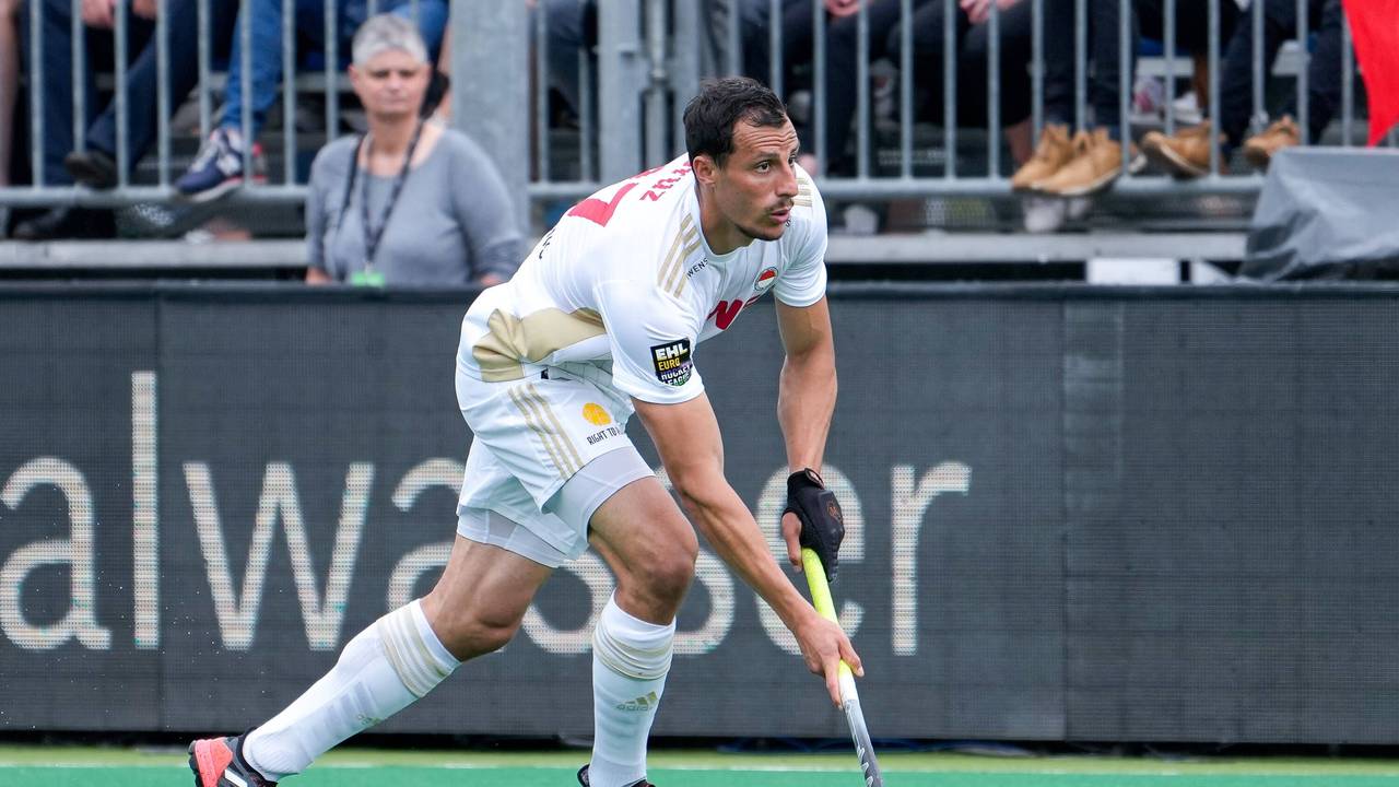 Der Kölner Hockey-Nationalspieler Timur Oruz führt den Ball.