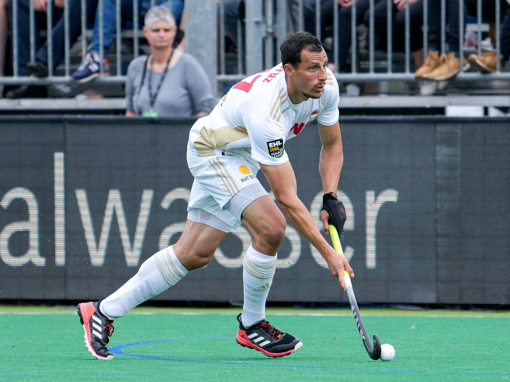 Der Kölner Hockey-Nationalspieler Timur Oruz führt den Ball.