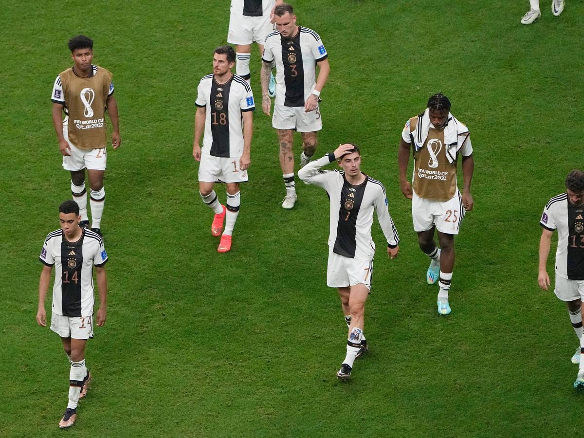 Deutschlands Spieler gehen enttäuscht vom Platz.