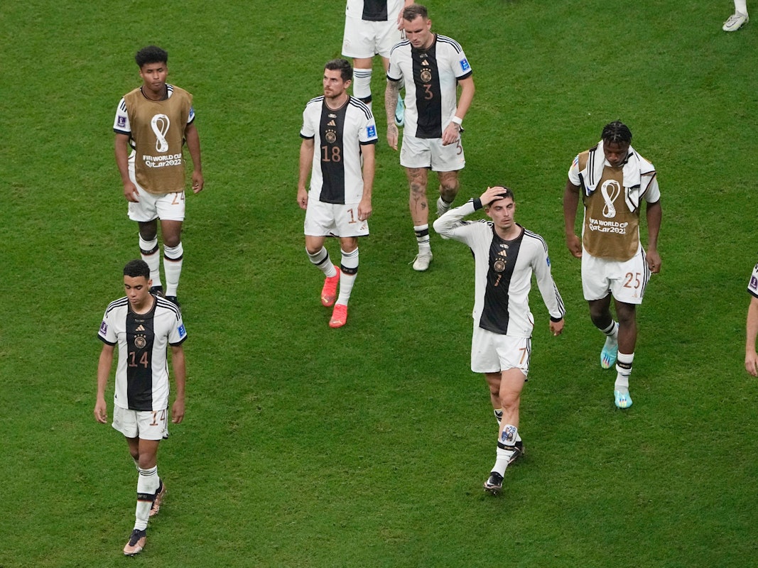 Deutschlands Spieler gehen enttäuscht vom Platz.