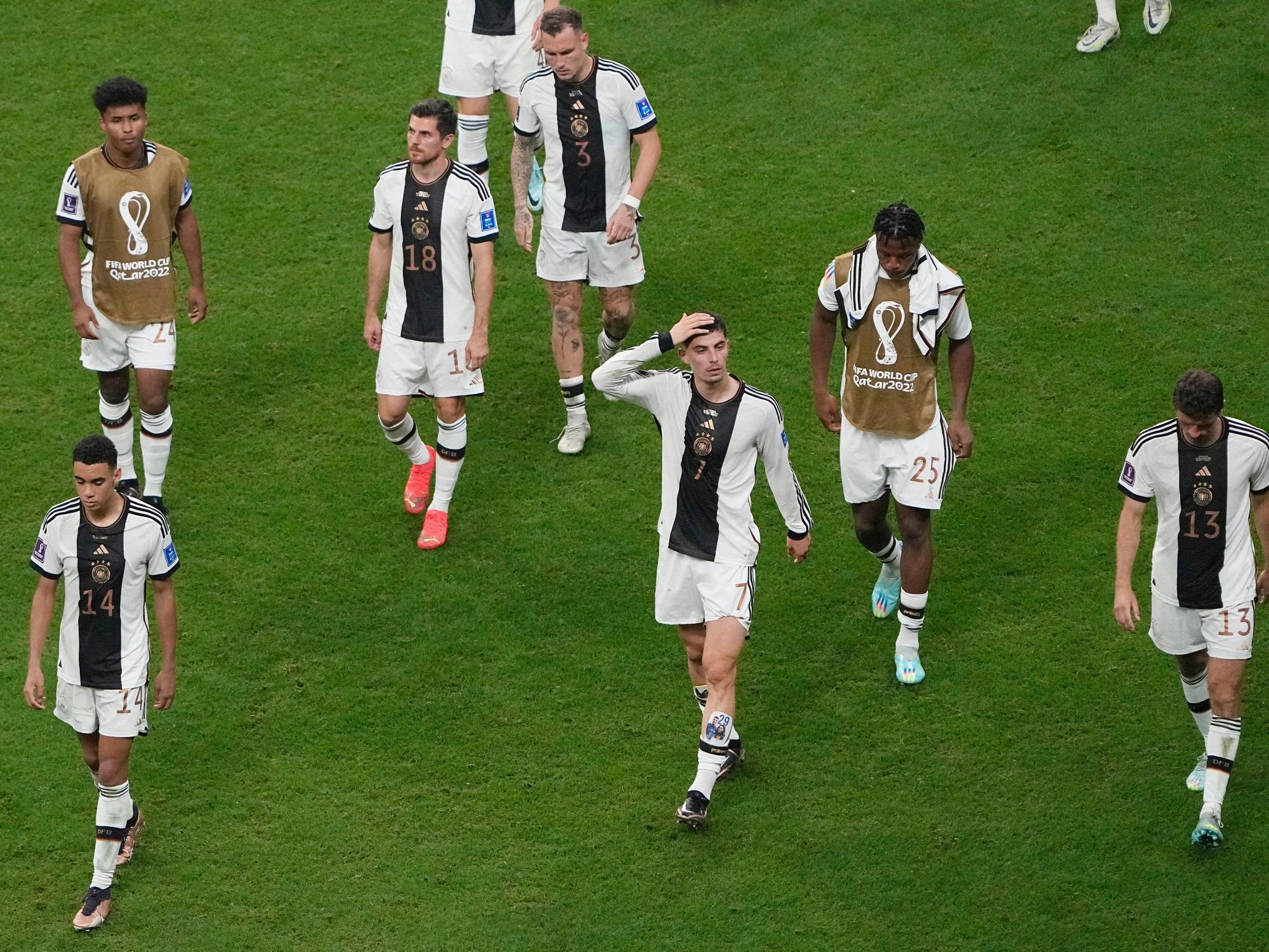 Deutschlands Spieler gehen enttäuscht vom Platz.
