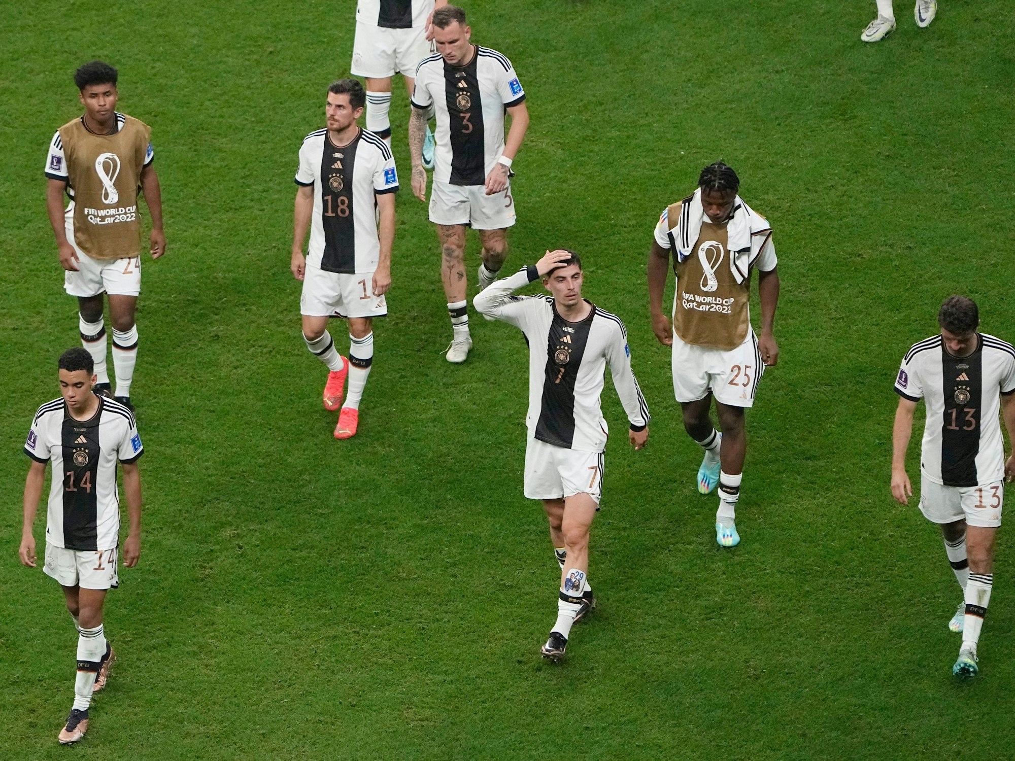 Deutschlands Spieler gehen enttäuscht vom Platz.