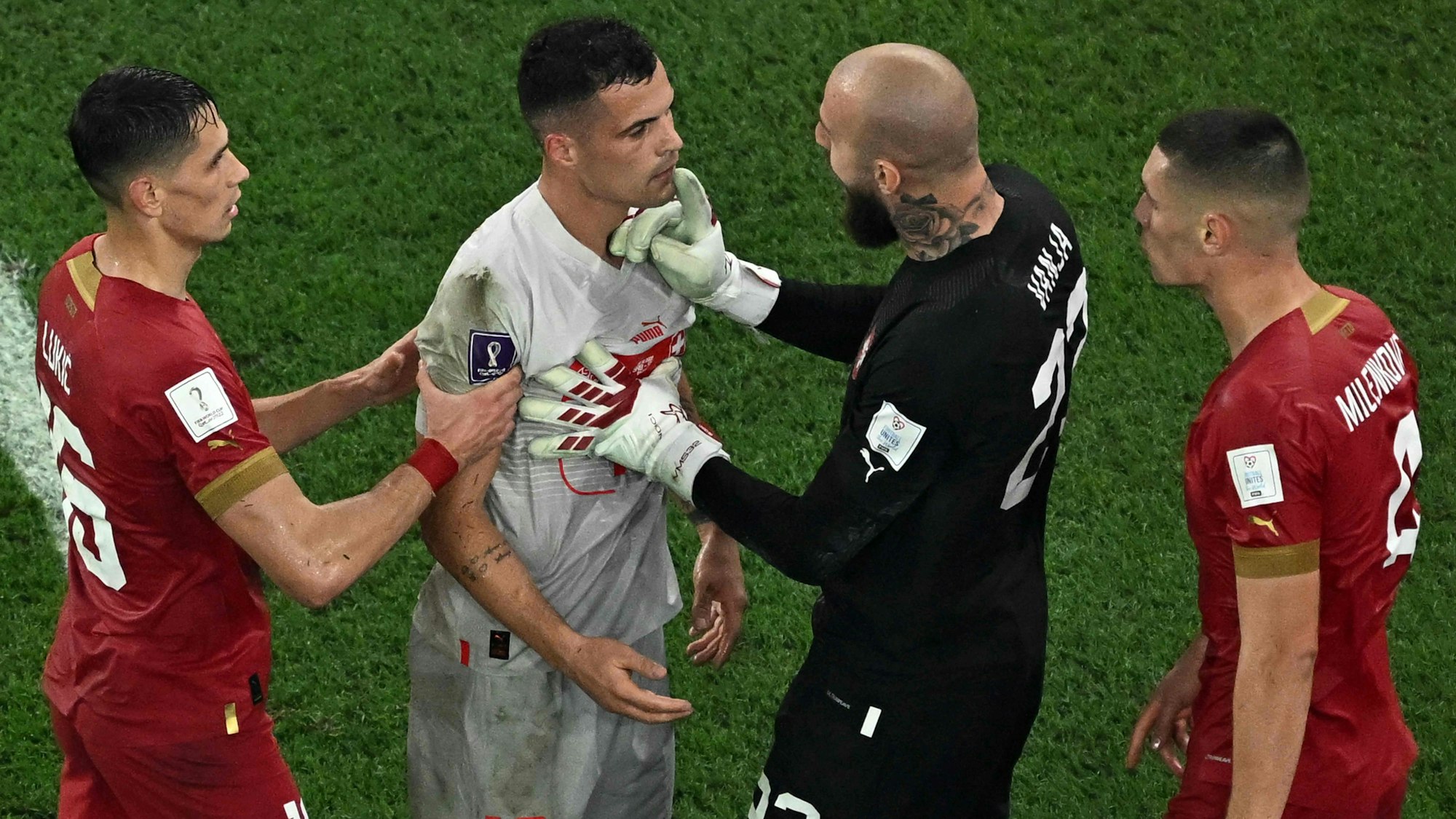 Granit Xhaka (2.v.l.) legte sich beim WM-Sieg der Schweiz gegen Serbien mit gleich mehreren Gegenspielern an. Hier Keeper Vanja Milinkovic-Savic, Nikola Milenkovic (r.) und Sasa Lukic.