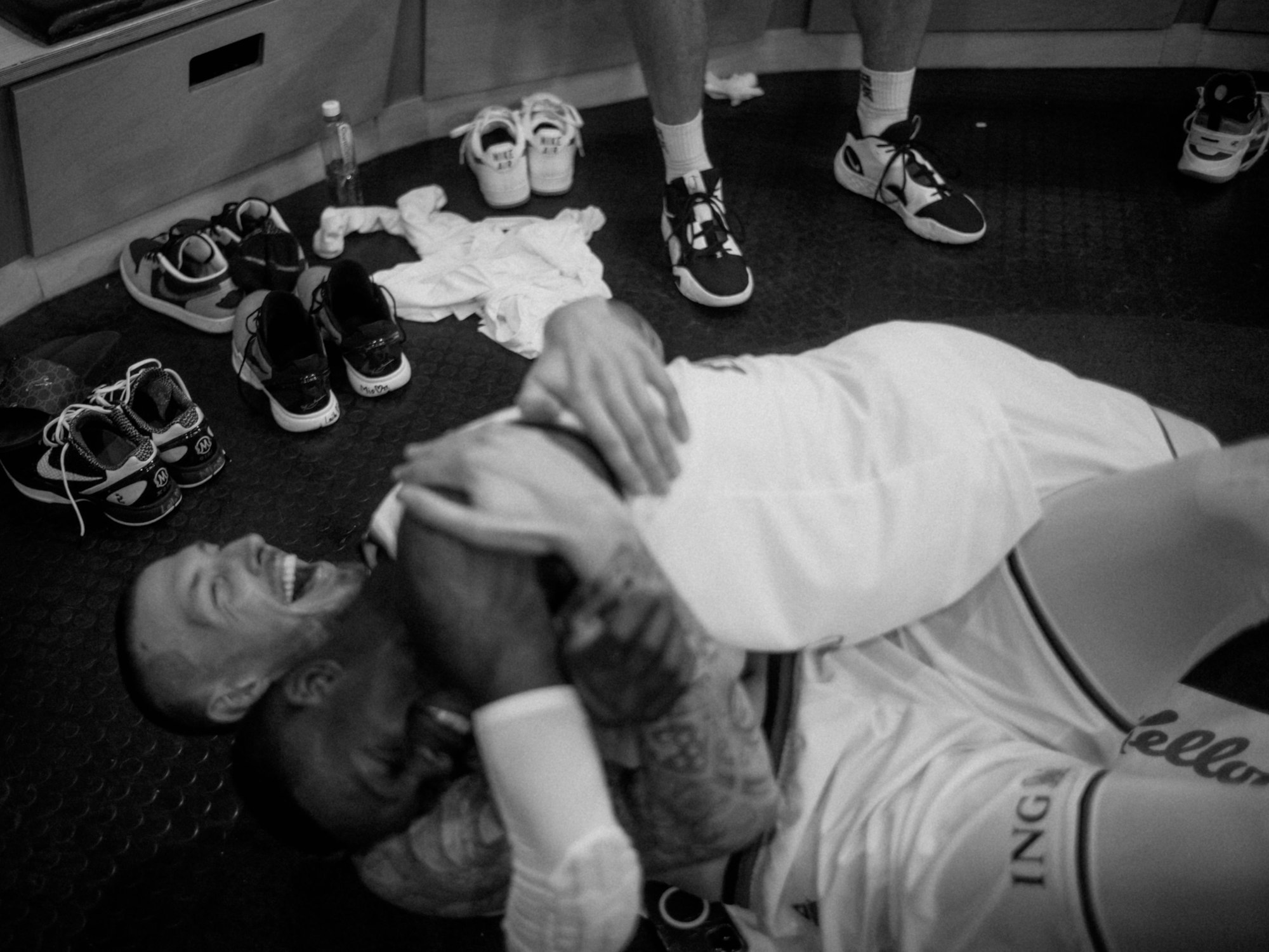 Daniel Theis und Dennis Schröder liegen Arm in Arm auf dem Kabinenboden.