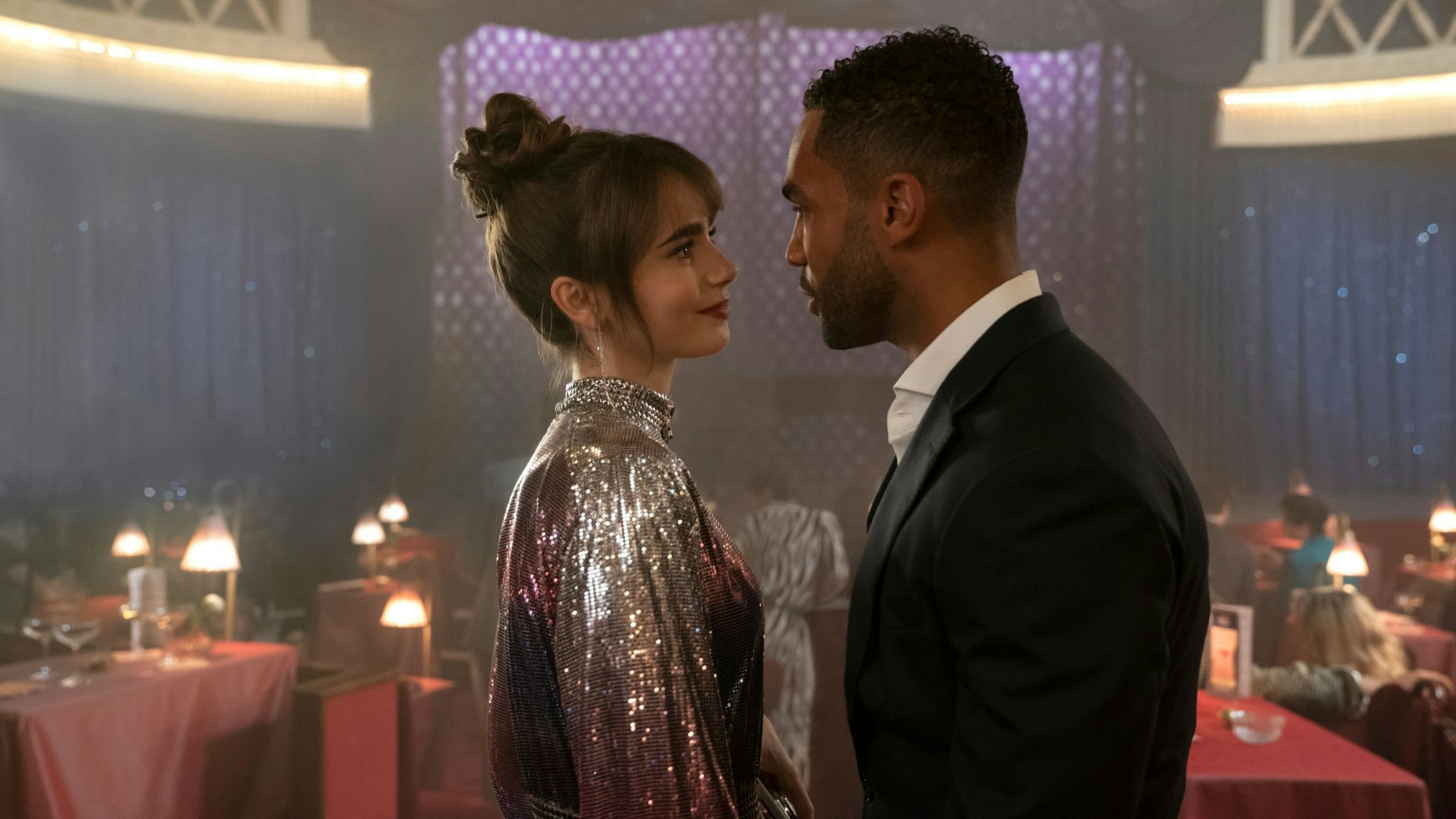 Lily Collins als Emily und Lucien Laviscount als Alfie in der dritten Staffel von „Emily in Paris“.