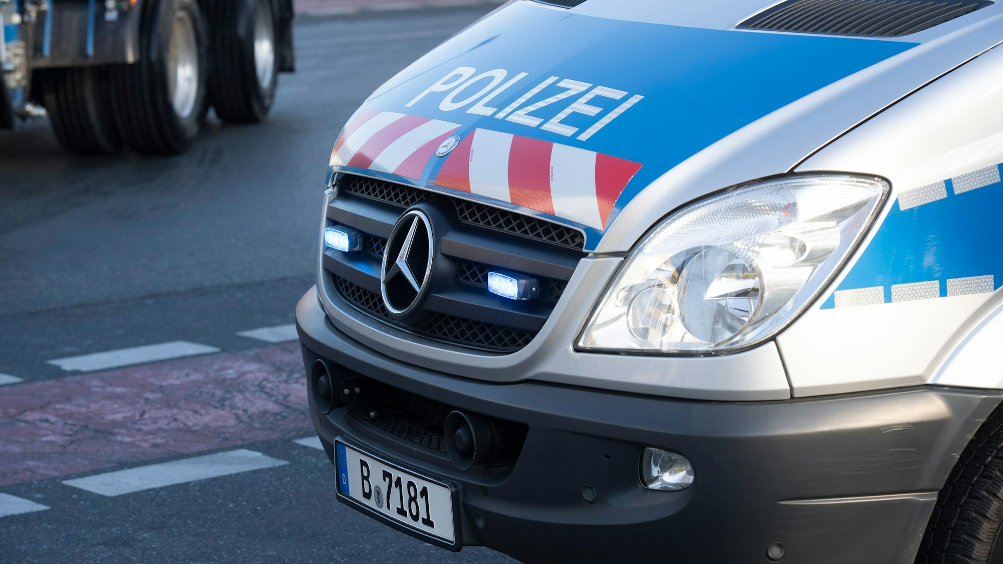 Ein Polizeiwagen steht nach einem Unfall auf der Straße.