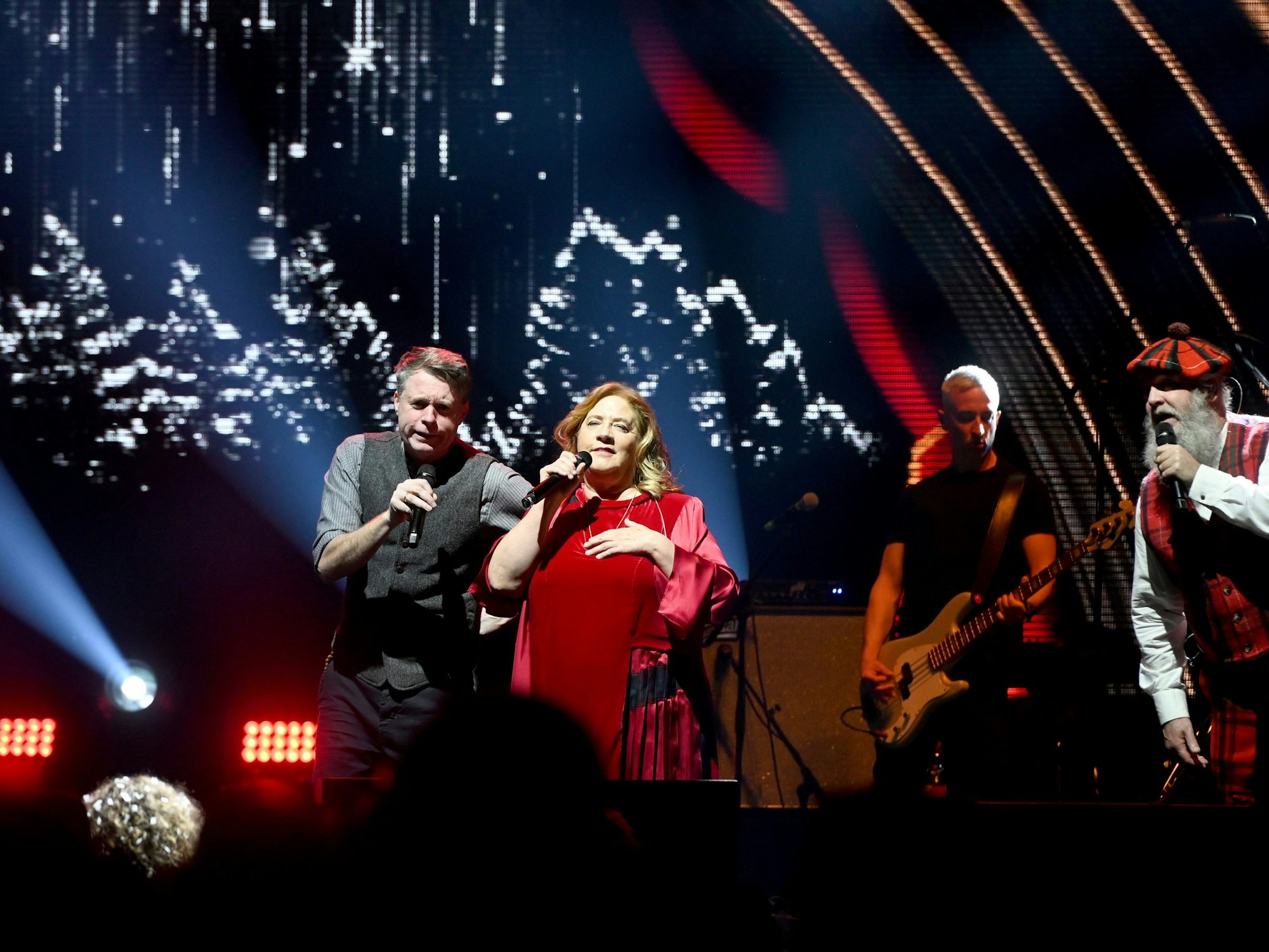 Jimmy (l), Kathy und Paul Kelly (r) beim Tour-Auftakt der Kelly Family „Mega Christmas-Show“.