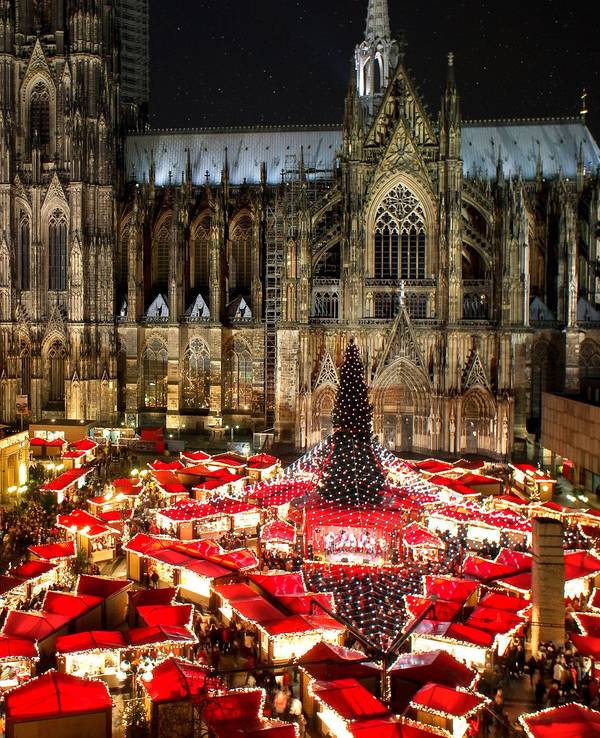 Zahlreiche Weihnachtsmärkte in Köln stimmen auf die besinnliche Adventszeit ein, wie hier am Kölner Dom.