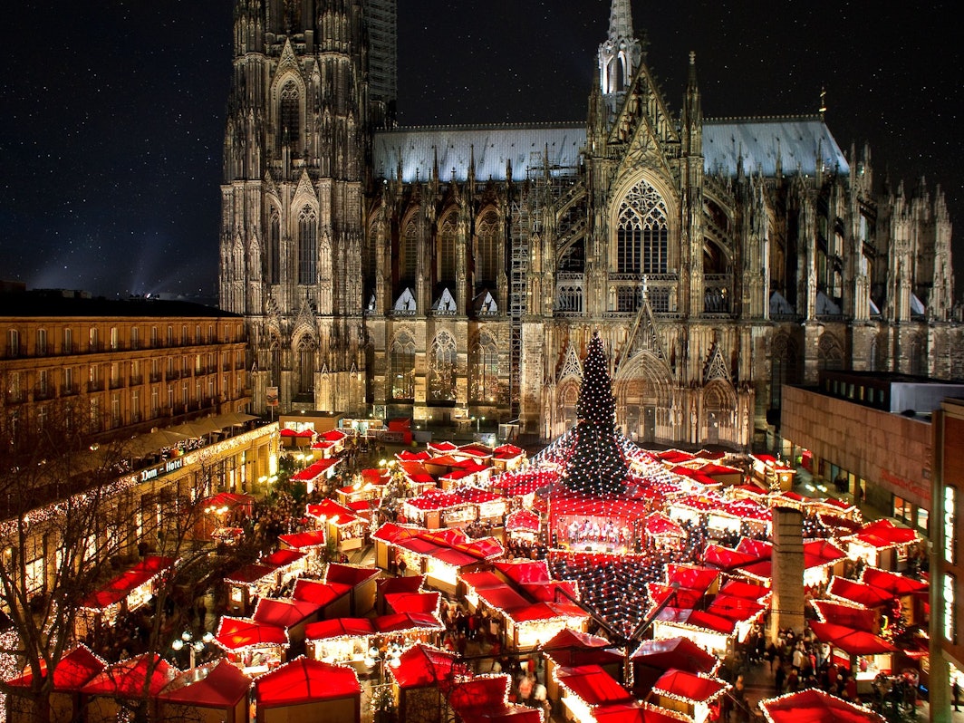 Zahlreiche Weihnachtsmärkte in Köln stimmen auf die besinnliche Adventszeit ein, wie hier am Kölner Dom.