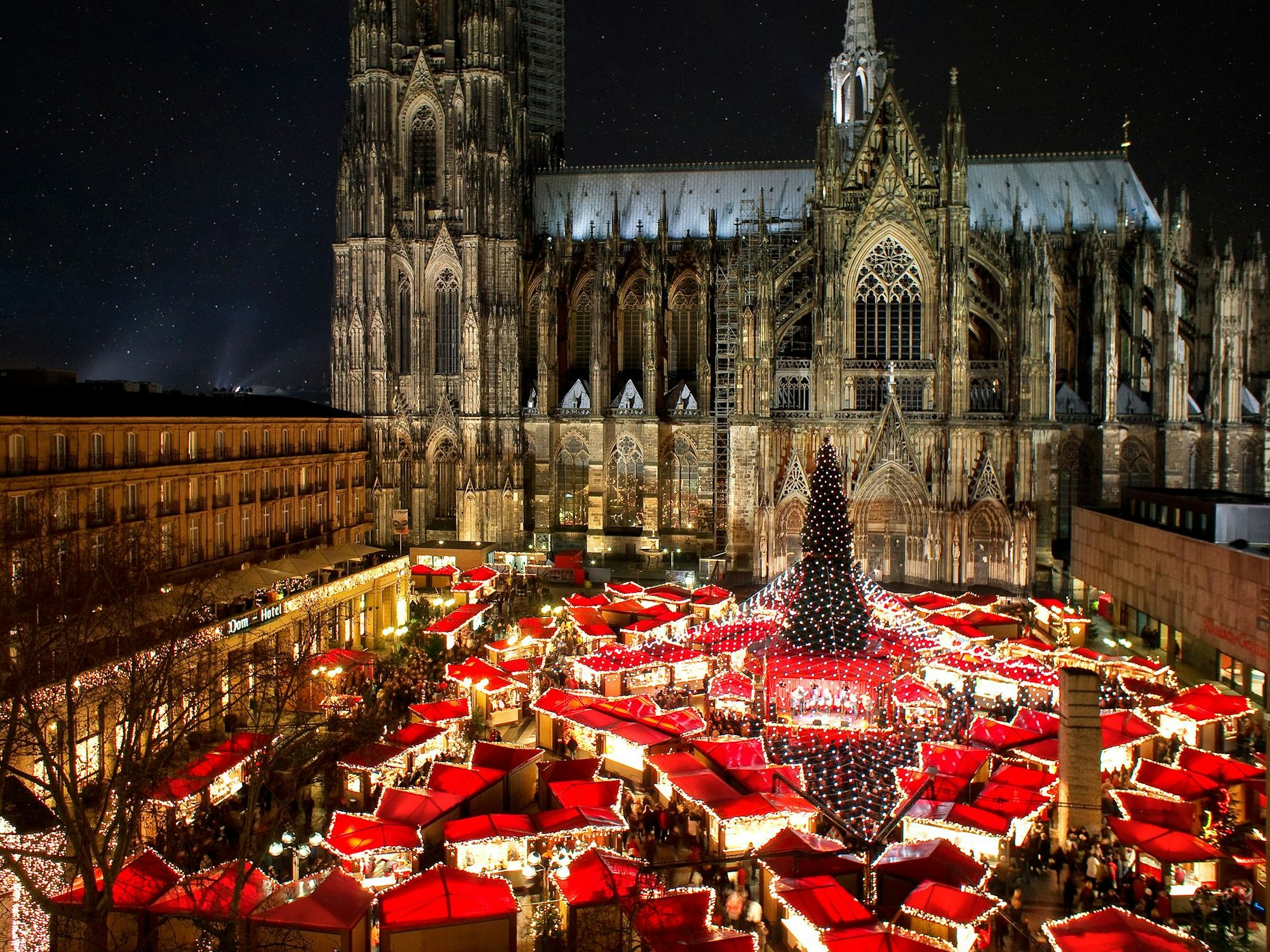 Zahlreiche Weihnachtsmärkte in Köln stimmen auf die besinnliche Adventszeit ein, wie hier am Kölner Dom.