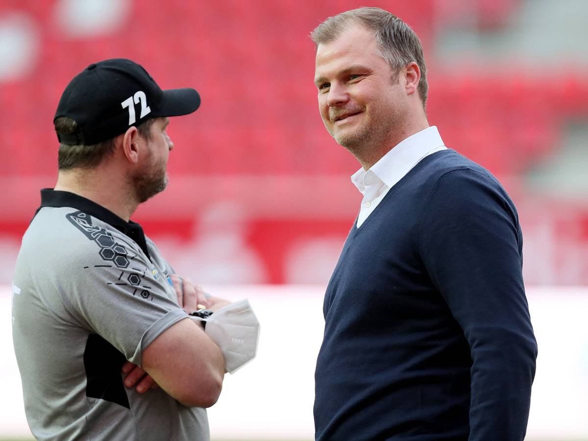 Steffen Baumgart und Fabian Wohlgemuth unterhalten sich vor einem Zweitliga-Spiel.