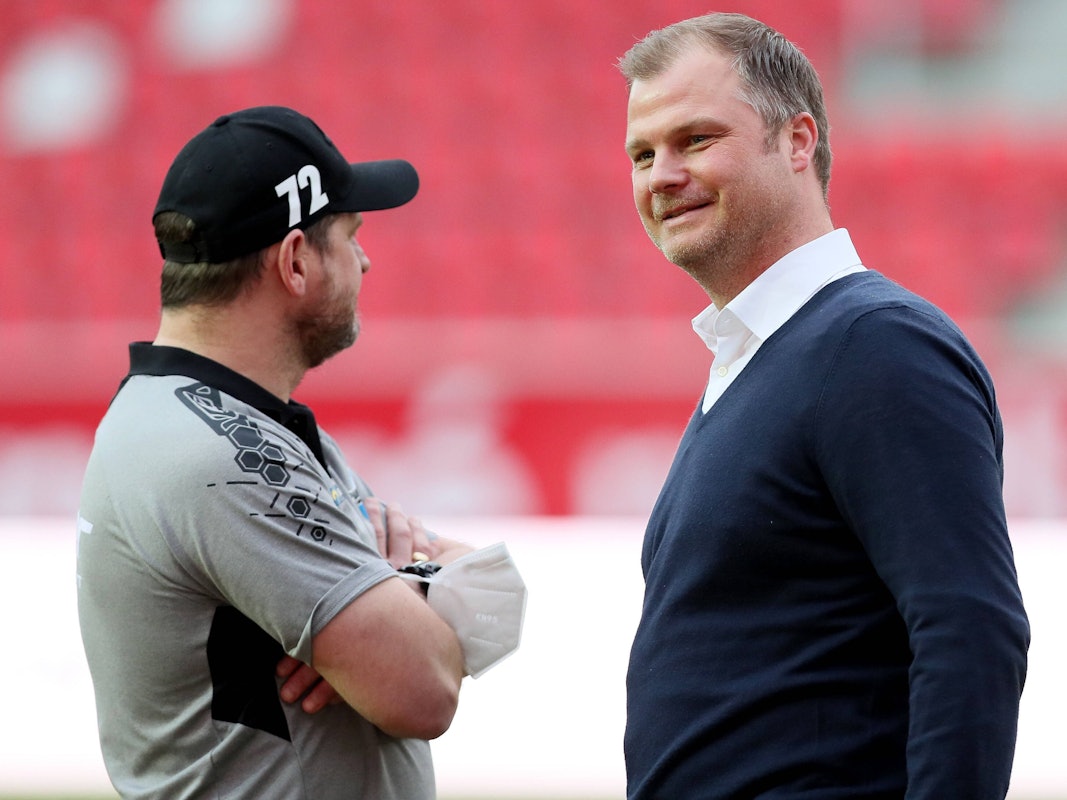 Steffen Baumgart und Fabian Wohlgemuth unterhalten sich vor einem Zweitliga-Spiel.