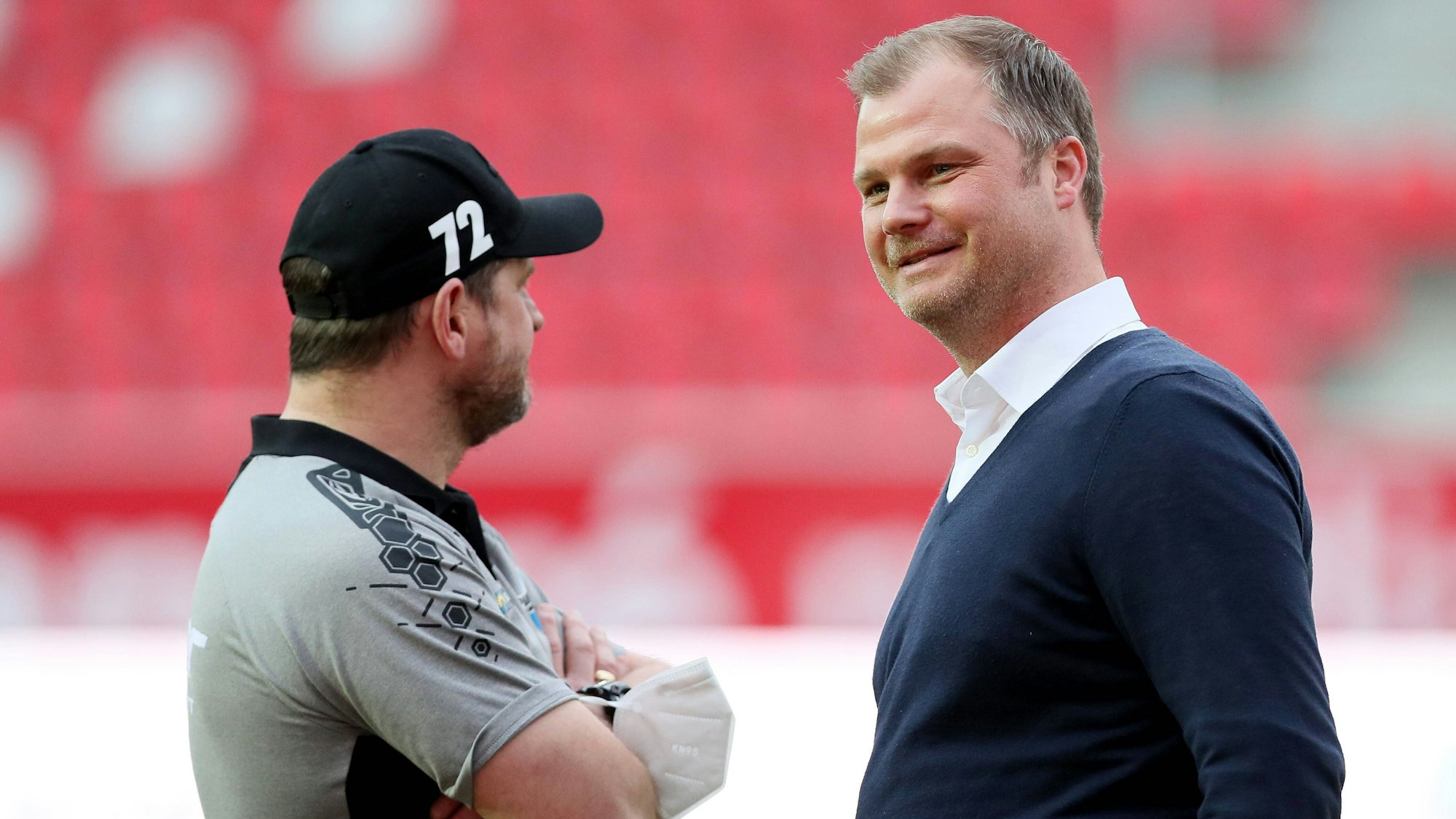 Steffen Baumgart und Fabian Wohlgemuth unterhalten sich vor einem Zweitliga-Spiel.