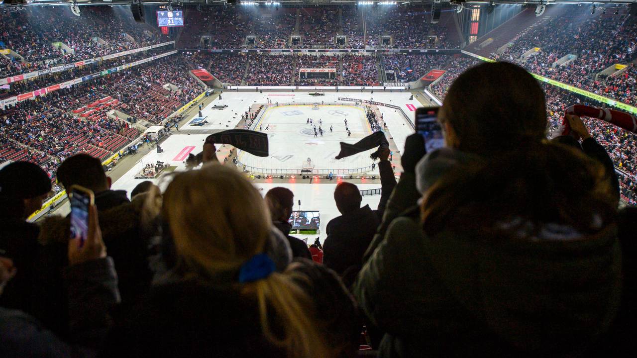 Fans schwenken beim Winter Game der Kölner Haie gegen die Adler Mannheim Schals auf der Tribüne.