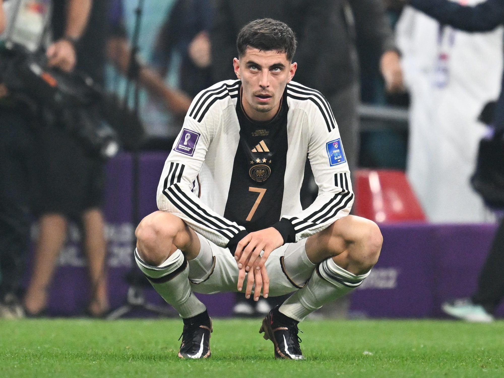 Kai Havertz kniet nach dem 4:2 im WM-Spiel gegen Costa Rica enttäuscht auf dem Rasen.