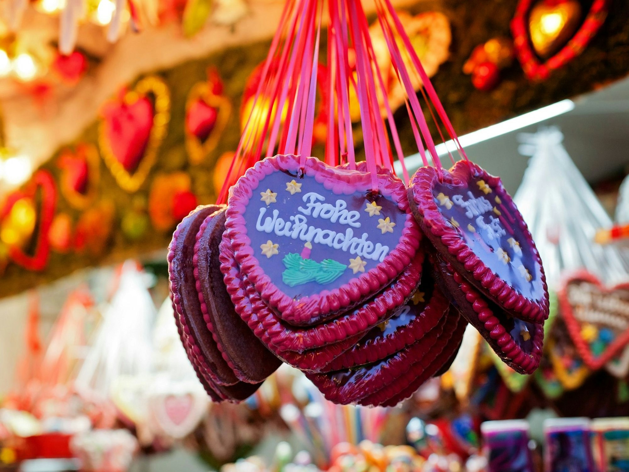 Lebkuchenherzen, gebrannte Mandeln und heiße Maronen - Die Klassiker der Weihnachtsmärkte.