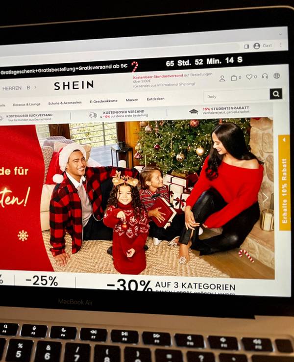 Blick auf die Internetseite des beliebten Online-Shops Shein: Die Ultra-Fast-Fashion-Marke verkauft laut Greenpeace Kleidung mit schädlichen Substanzen, die mitunter auch krebserregend sein können.