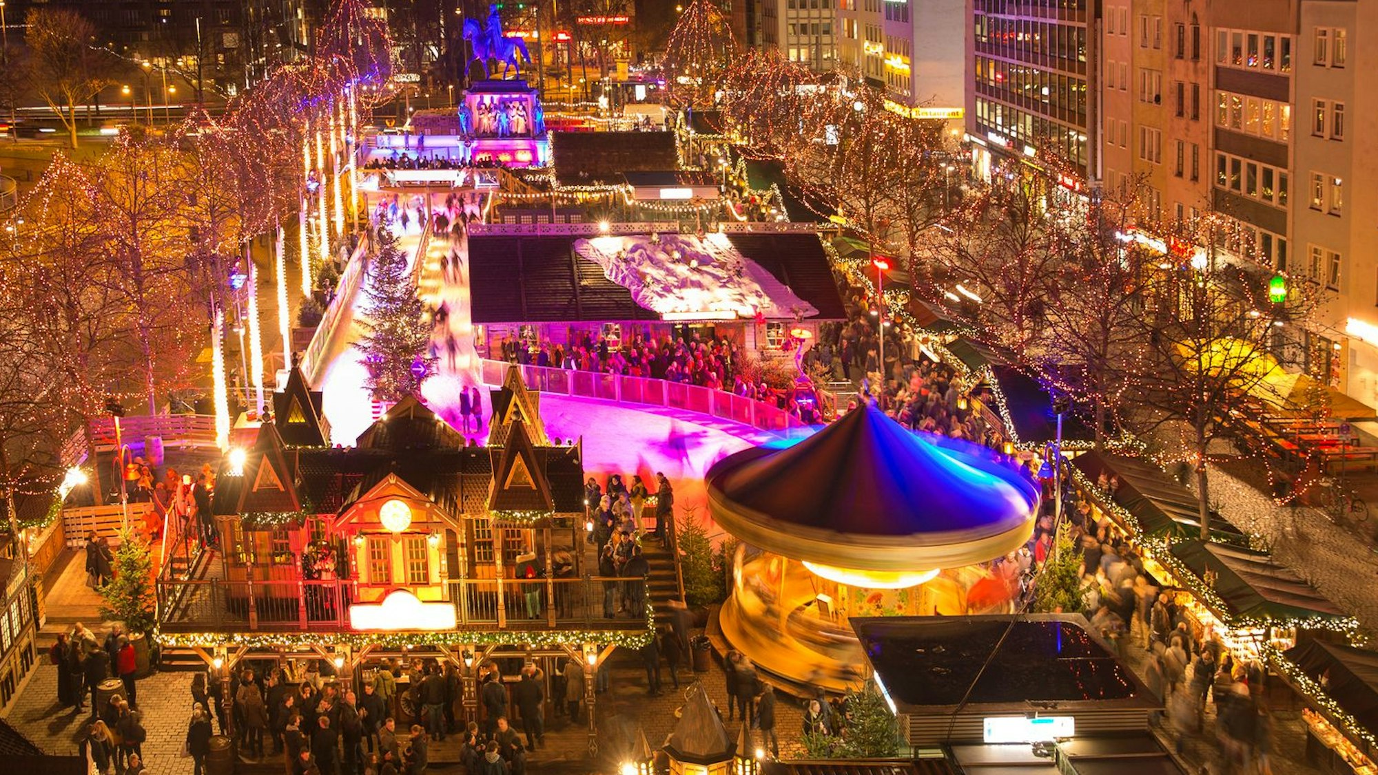 In der Altstadt verzaubern Heinzelmännchen und Eislaufbahn die Besucher.