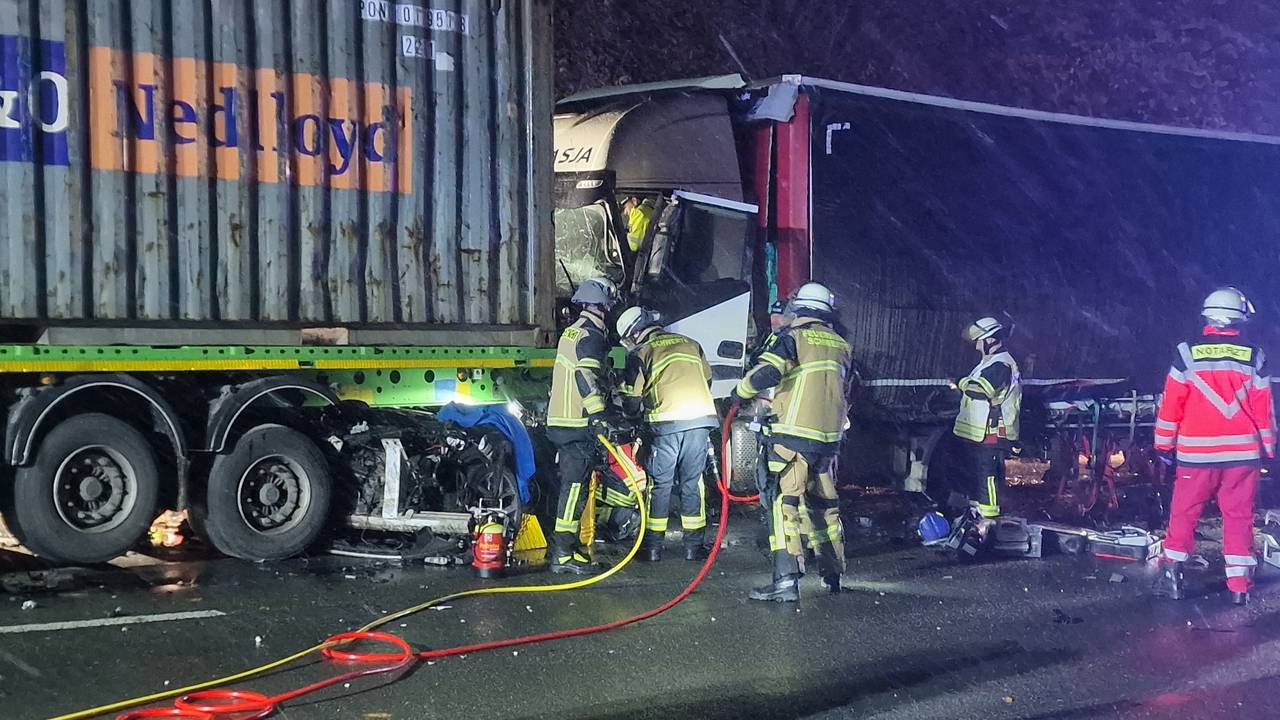 Helfer stehen an einer Unfallstelle auf der A1. Bei dem schweren Verkehrsunfall mit je zwei Pkw und Lkw auf der A1 bei Dortmund sind zwei Menschen schwer verletzt worden.