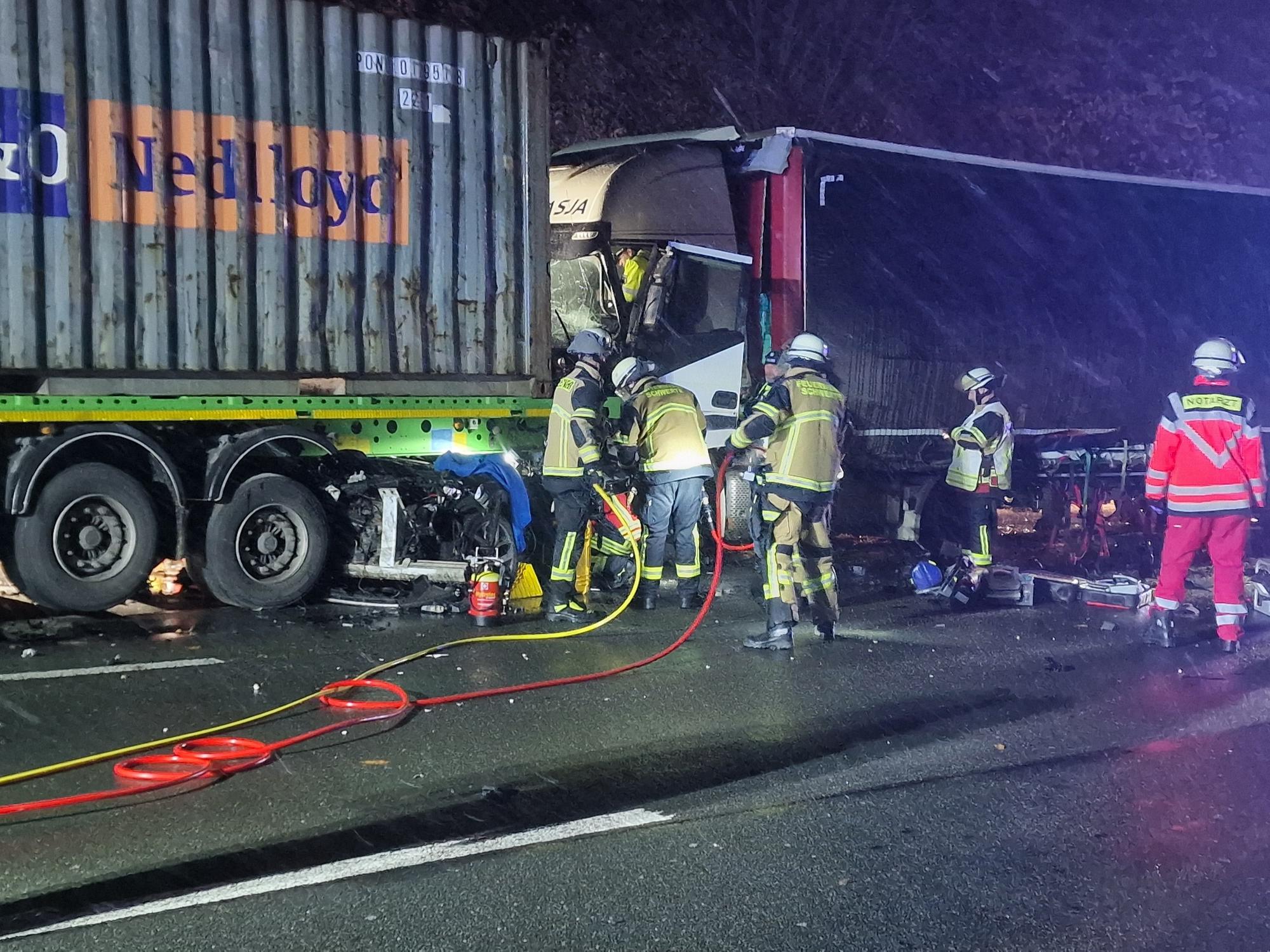 Helfer stehen an einer Unfallstelle auf der A1. Bei dem schweren Verkehrsunfall mit je zwei Pkw und Lkw auf der A1 bei Dortmund sind zwei Menschen schwer verletzt worden.