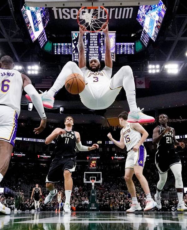 Anthony Davis von den Los Angeles Lakers macht einen Dunk gegen die milwaukee Bucks.