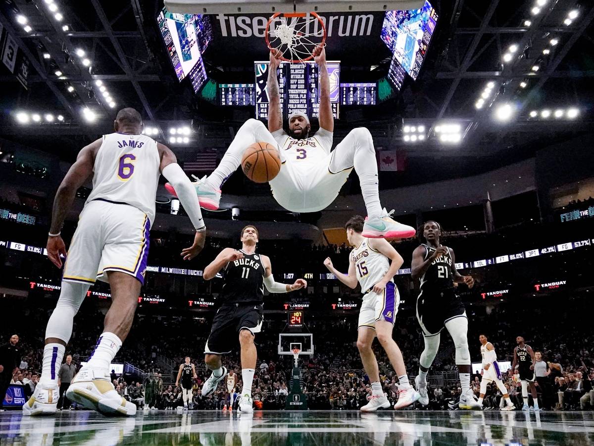 Anthony Davis von den Los Angeles Lakers macht einen Dunk gegen die milwaukee Bucks.