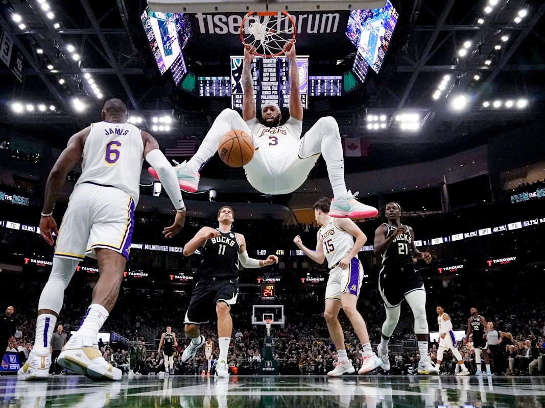 Anthony Davis von den Los Angeles Lakers macht einen Dunk gegen die milwaukee Bucks.