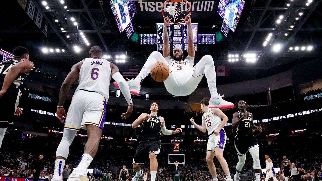 Anthony Davis von den Los Angeles Lakers macht einen Dunk gegen die milwaukee Bucks.